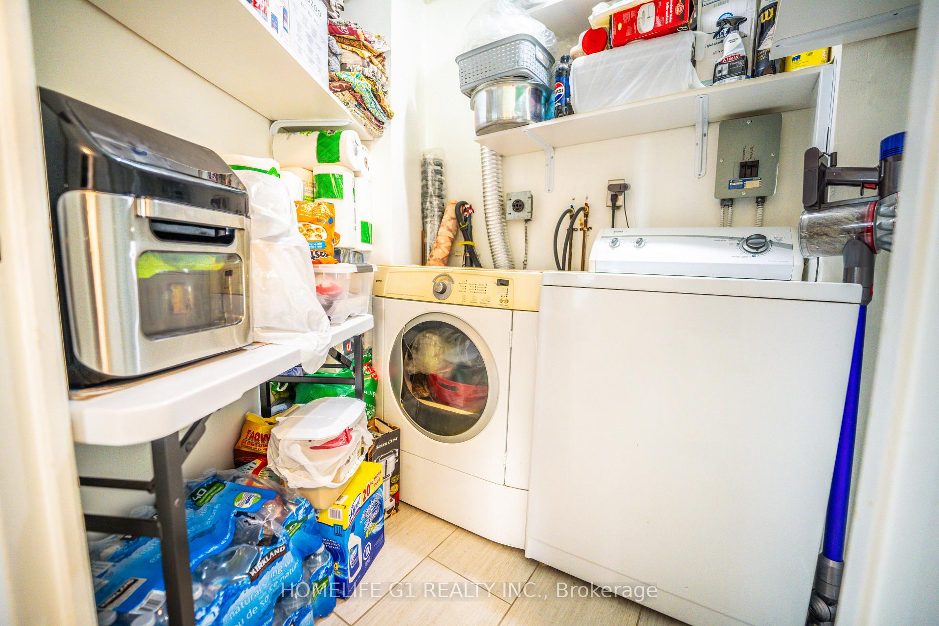 3 Bedrooms Condo at 5 Shady, Toronto For sale