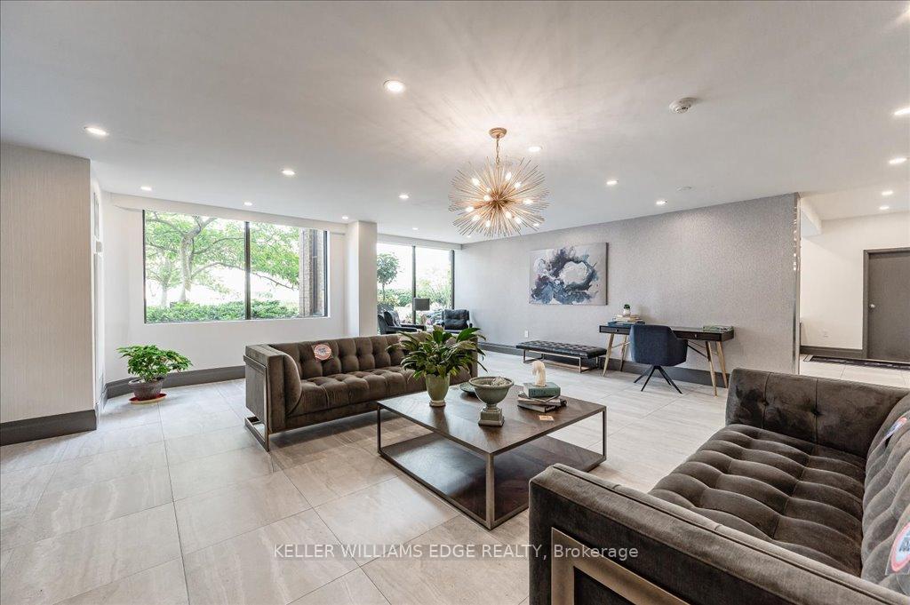 2 Bedrooms Condo at 1270 Maple Crossing, Burlington For sale