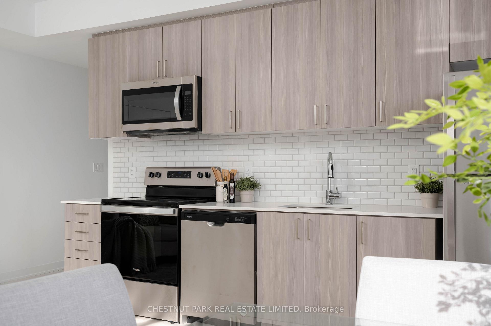 2 Bedrooms Condo at 4045 Hickory, Mississauga For sale