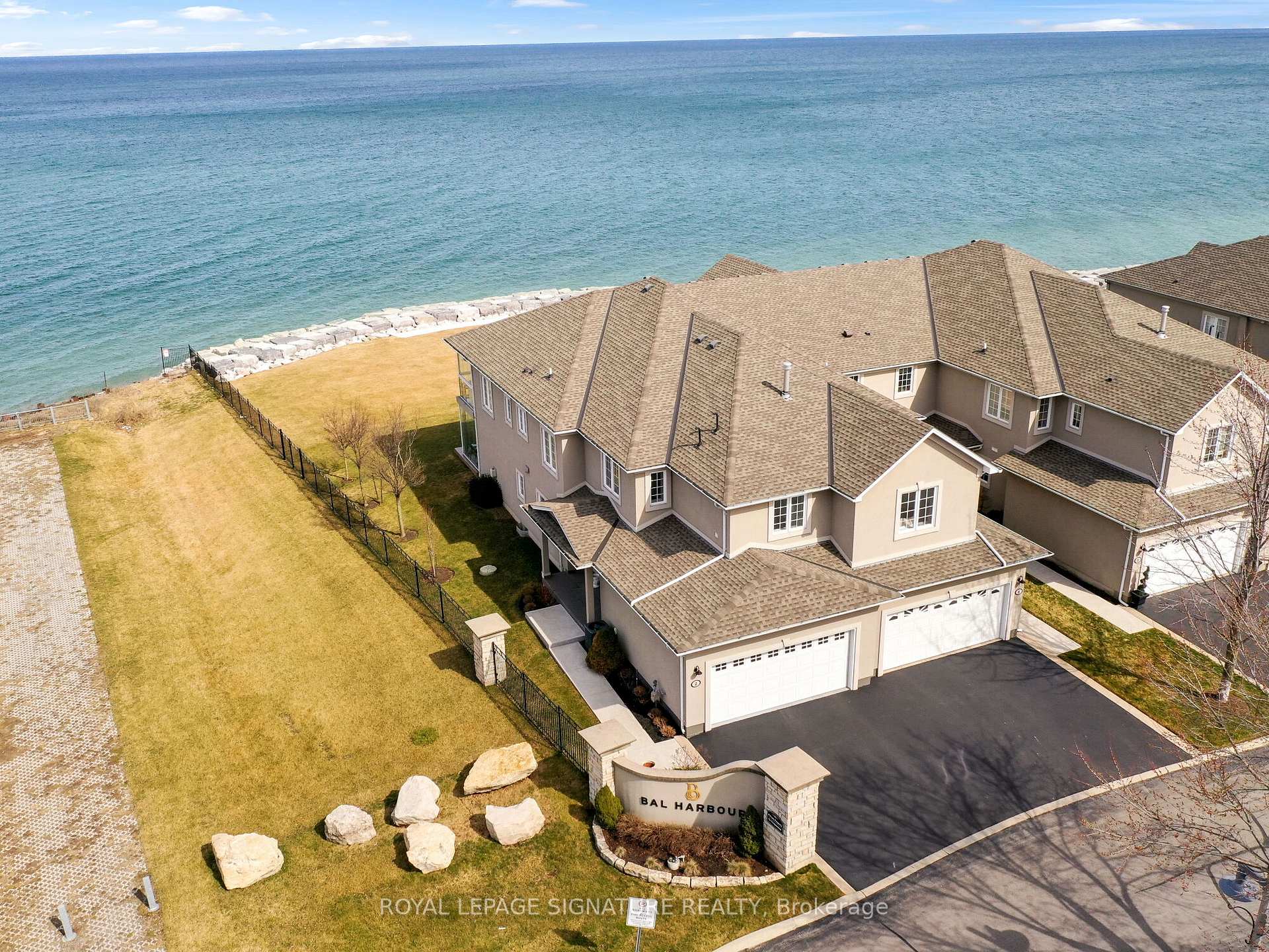 3 Bedrooms Condo at 484 Millen,  Hamilton For sale