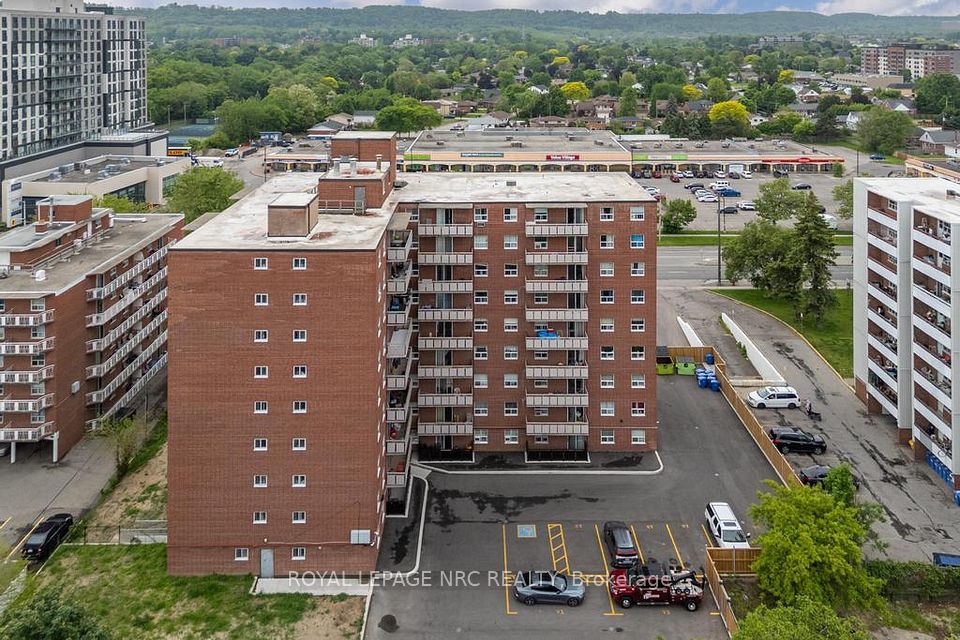 851 Queenston