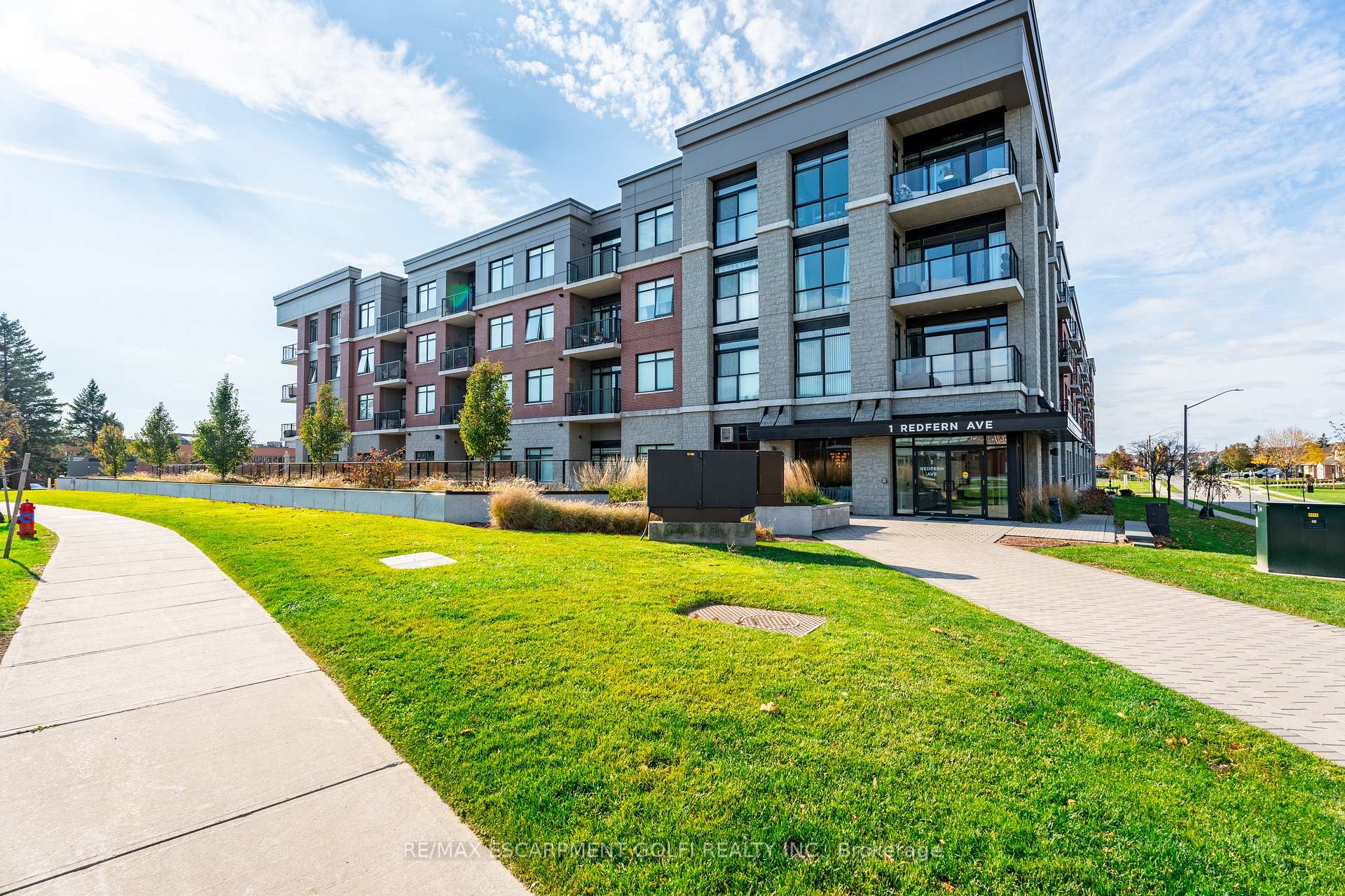 2 Bedrooms Condo at 1 Redfern, Hamilton For sale