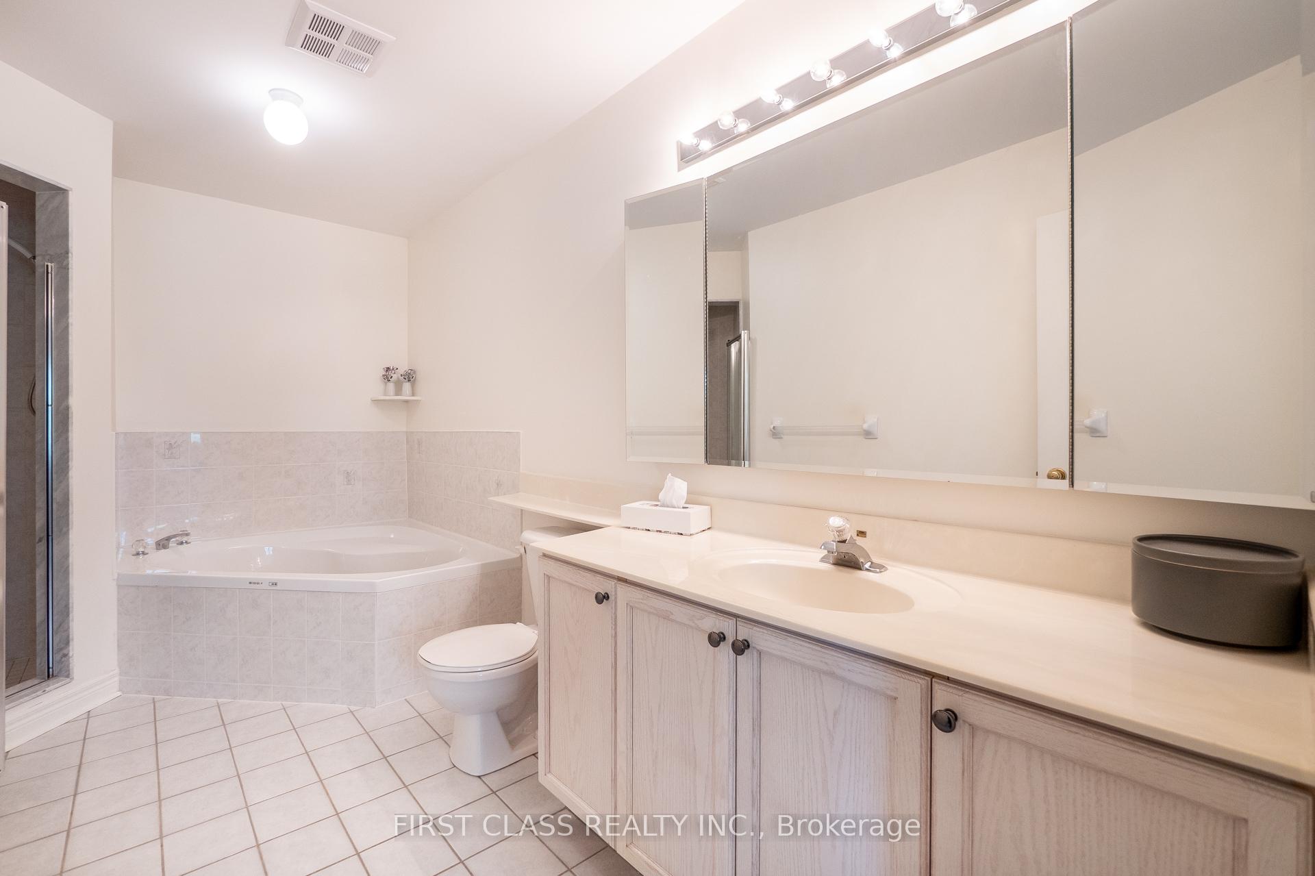 4 Bedrooms Condo at 10A Leaside Park, Toronto For sale