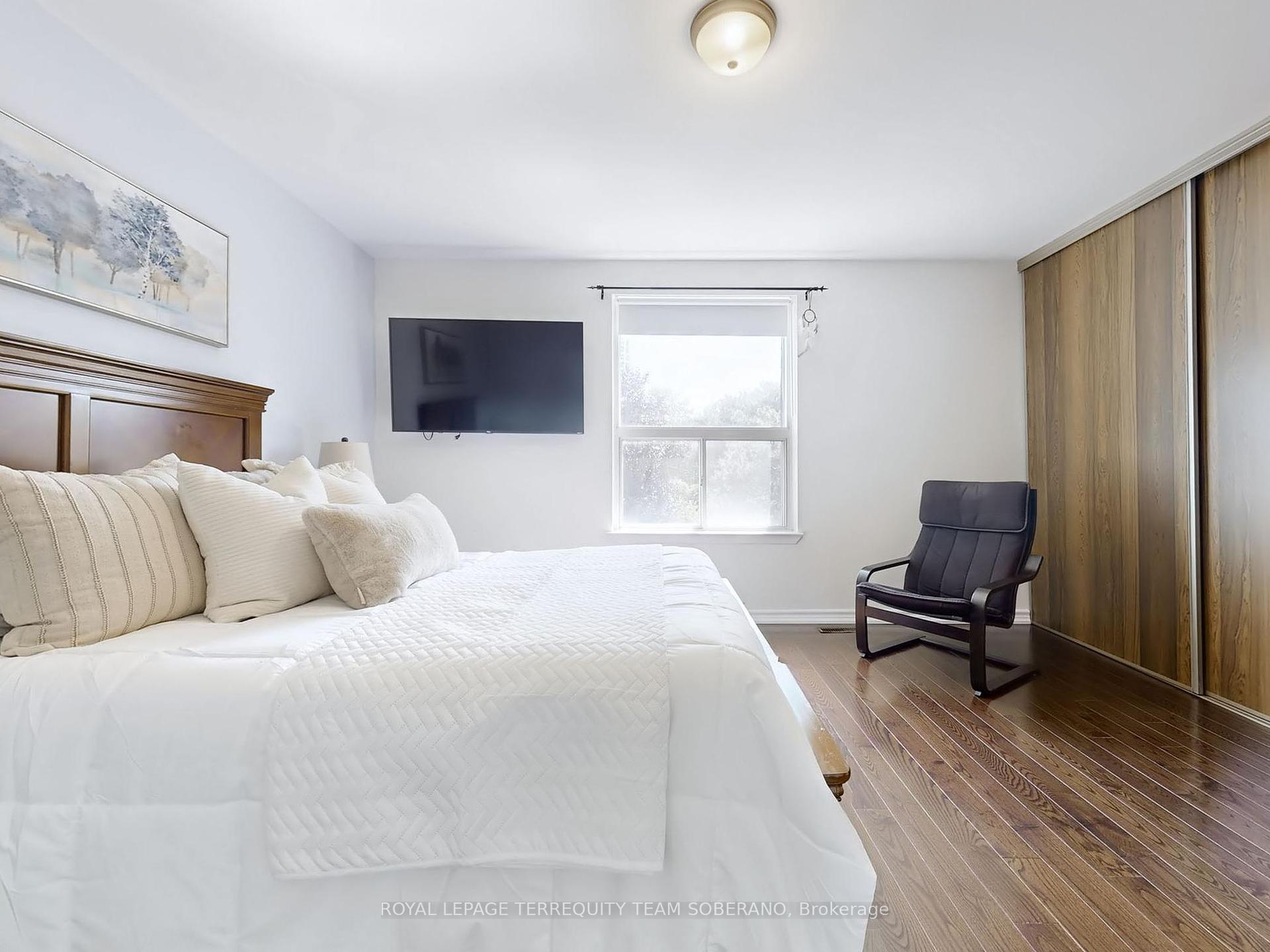 3 Bedrooms Condo at 8 Village Greenway, Toronto For sale