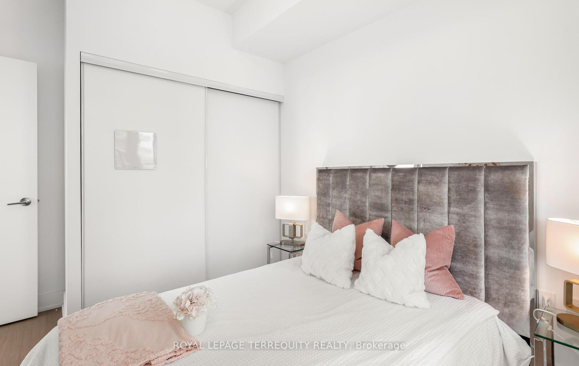 2 Bedrooms Condo at 30 Shore Breeze,  Toronto For sale