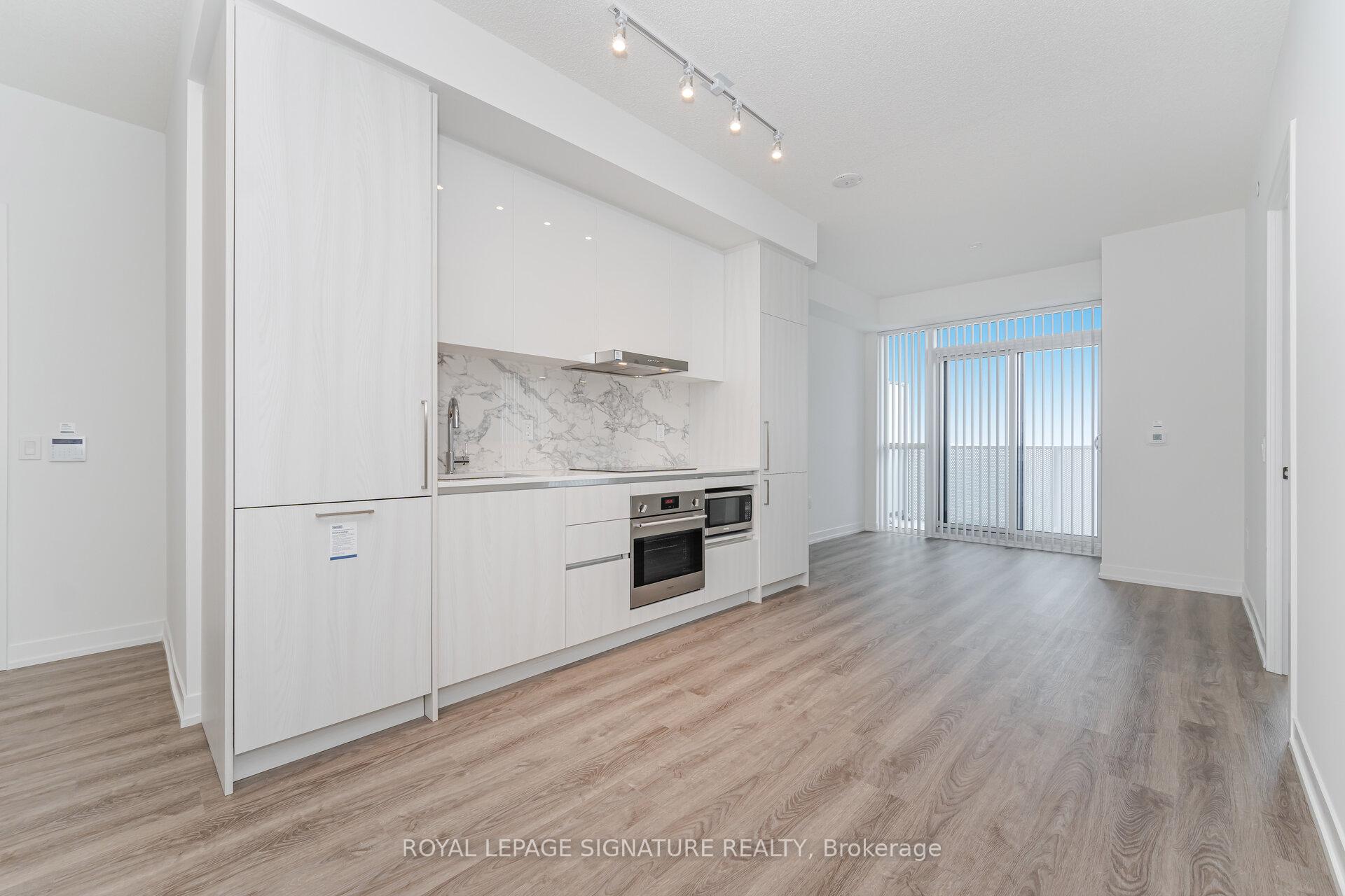 2 Bedrooms Condo at 195 Commerce, Vaughan For sale