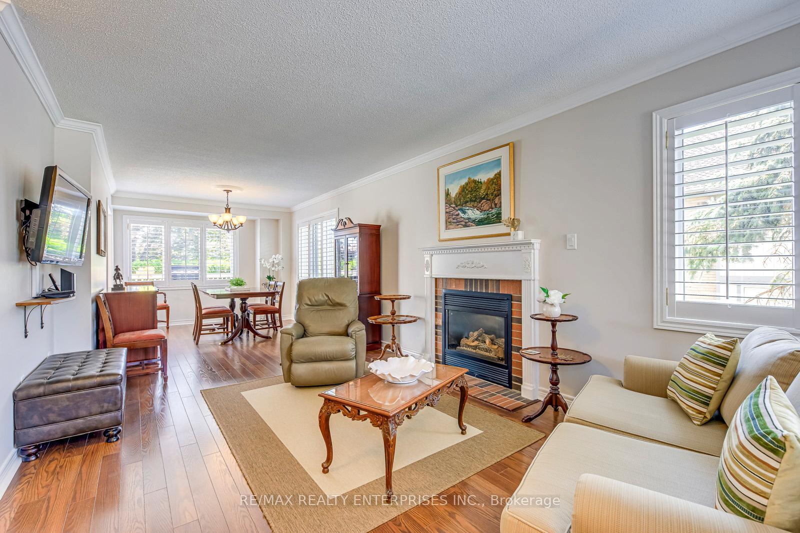 3 Bedrooms Condo at 5658 Glen Erin, Mississauga For sale