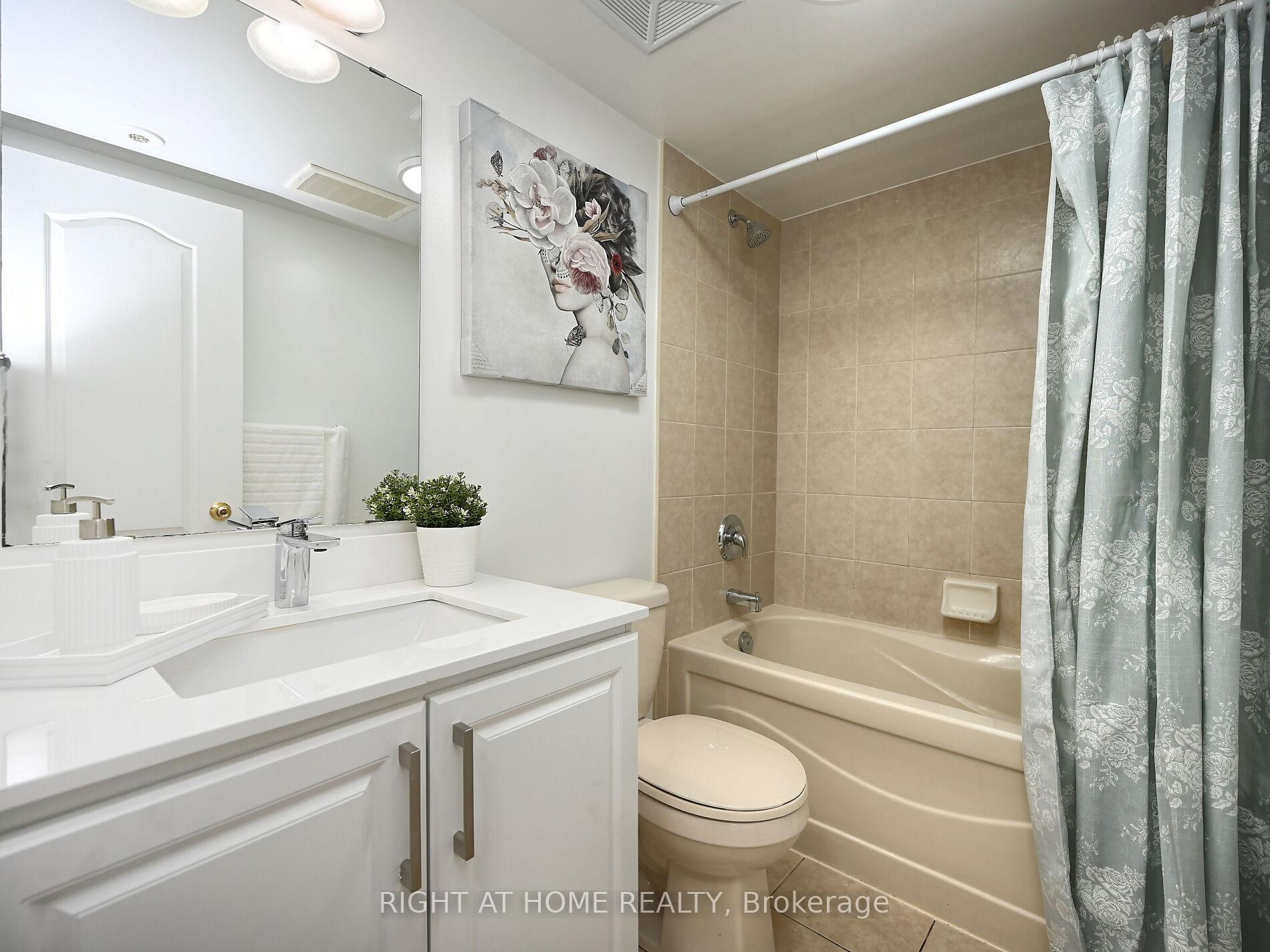 2 Bedrooms Condo at 3250 Bentley, Mississauga For sale