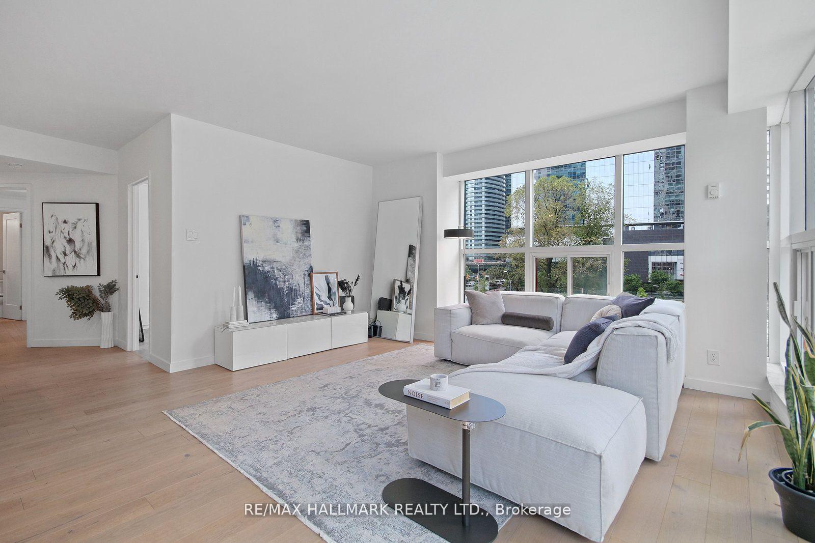 2 Bedrooms Condo at 77 Harbour, Toronto For sale