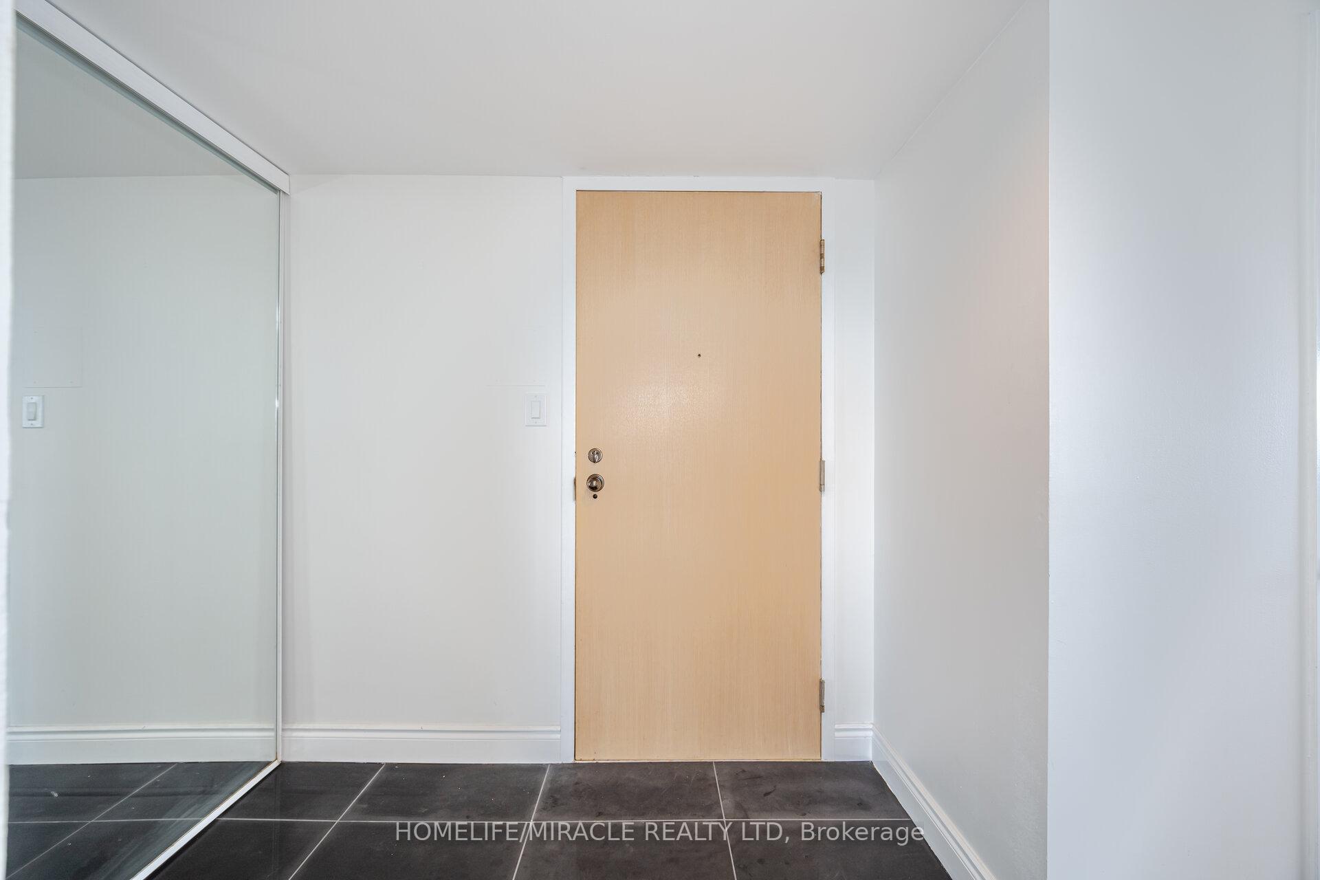 2 Bedrooms Condo at 50 Eglinton, Mississauga For sale