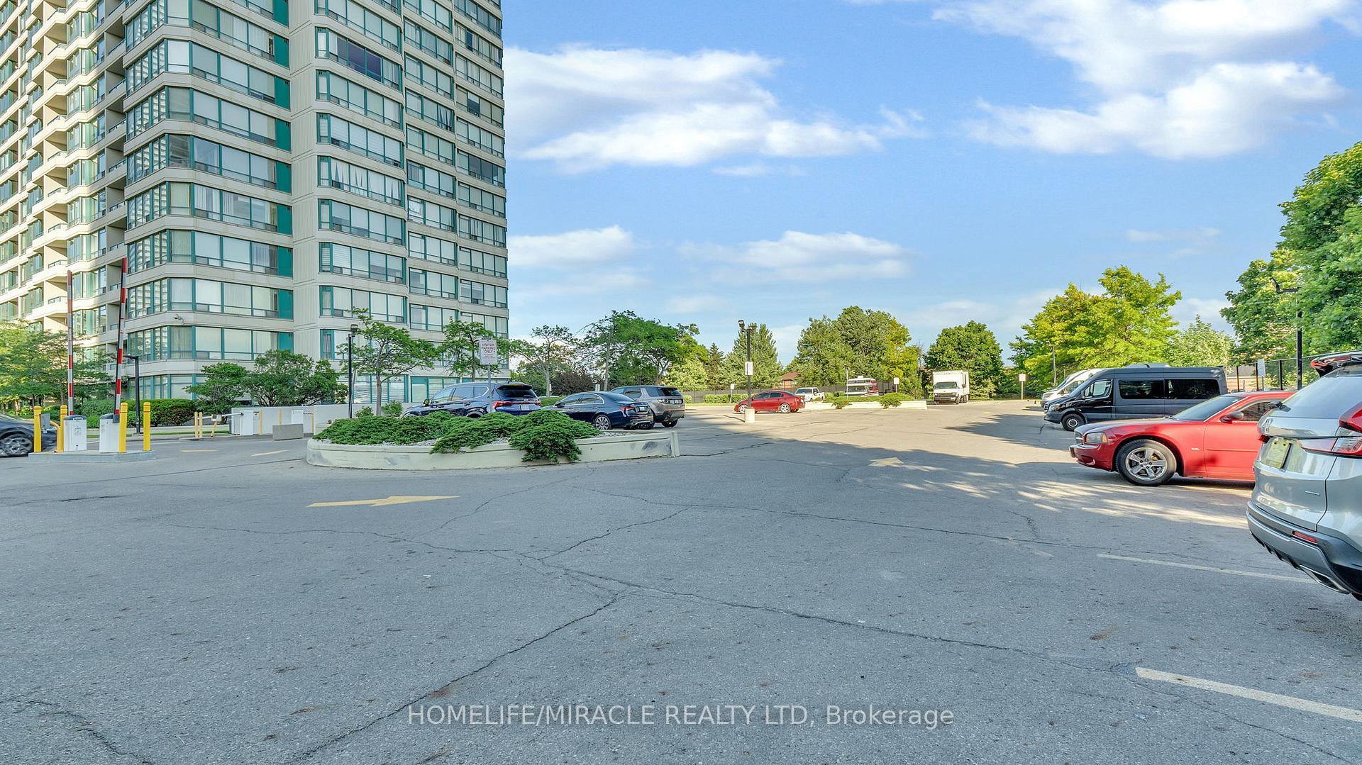 3 Bedrooms Condo at 550 Webb, Mississauga For sale