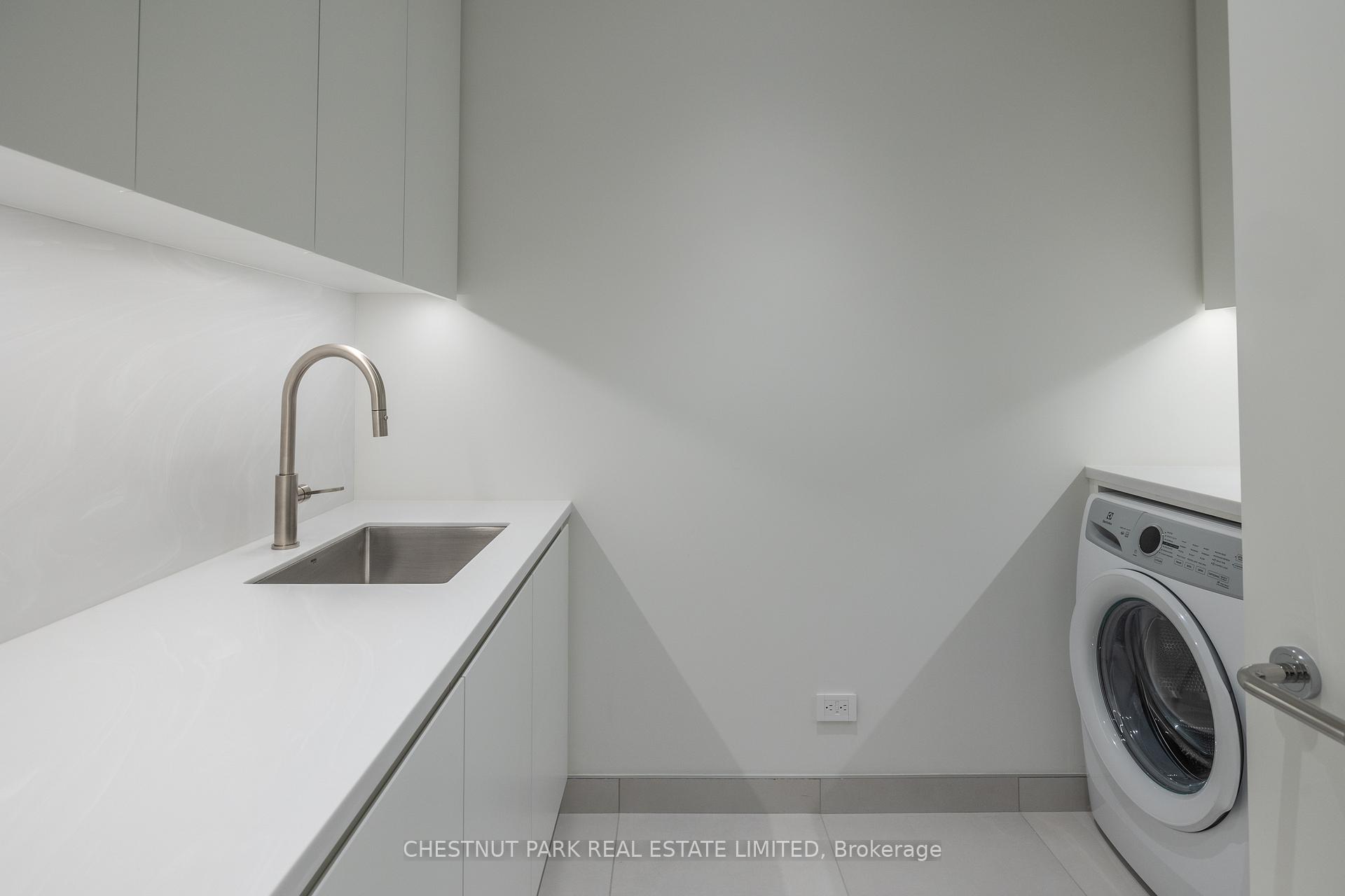 2 Bedrooms Condo at 7 Dale, Toronto For sale