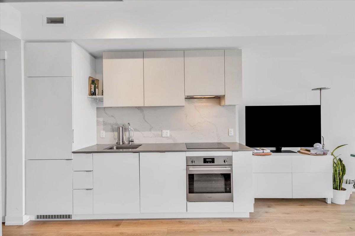 161 Roehampton Avenue 3301