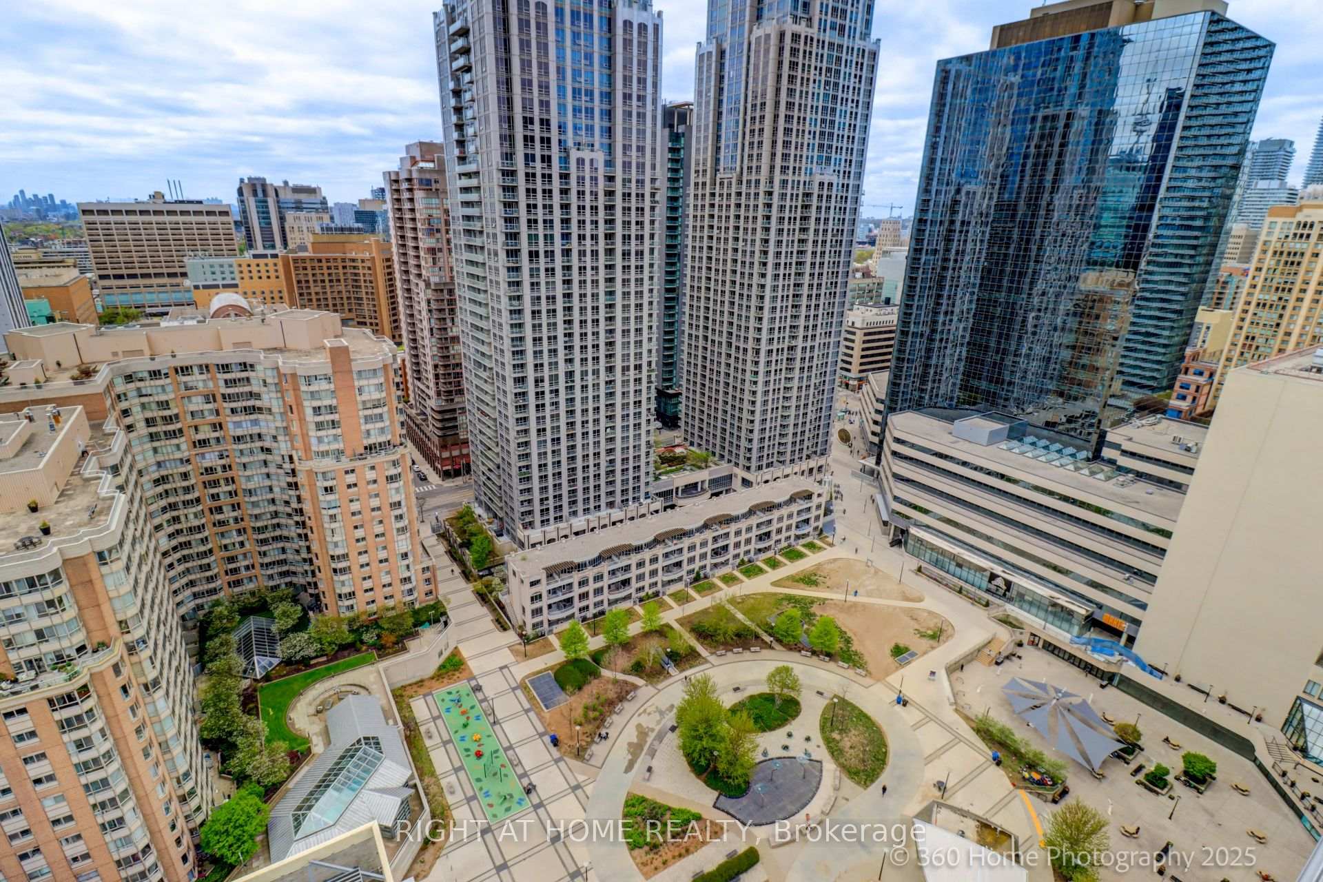 2 Bedrooms Condo at 386 Yonge, Toronto For sale