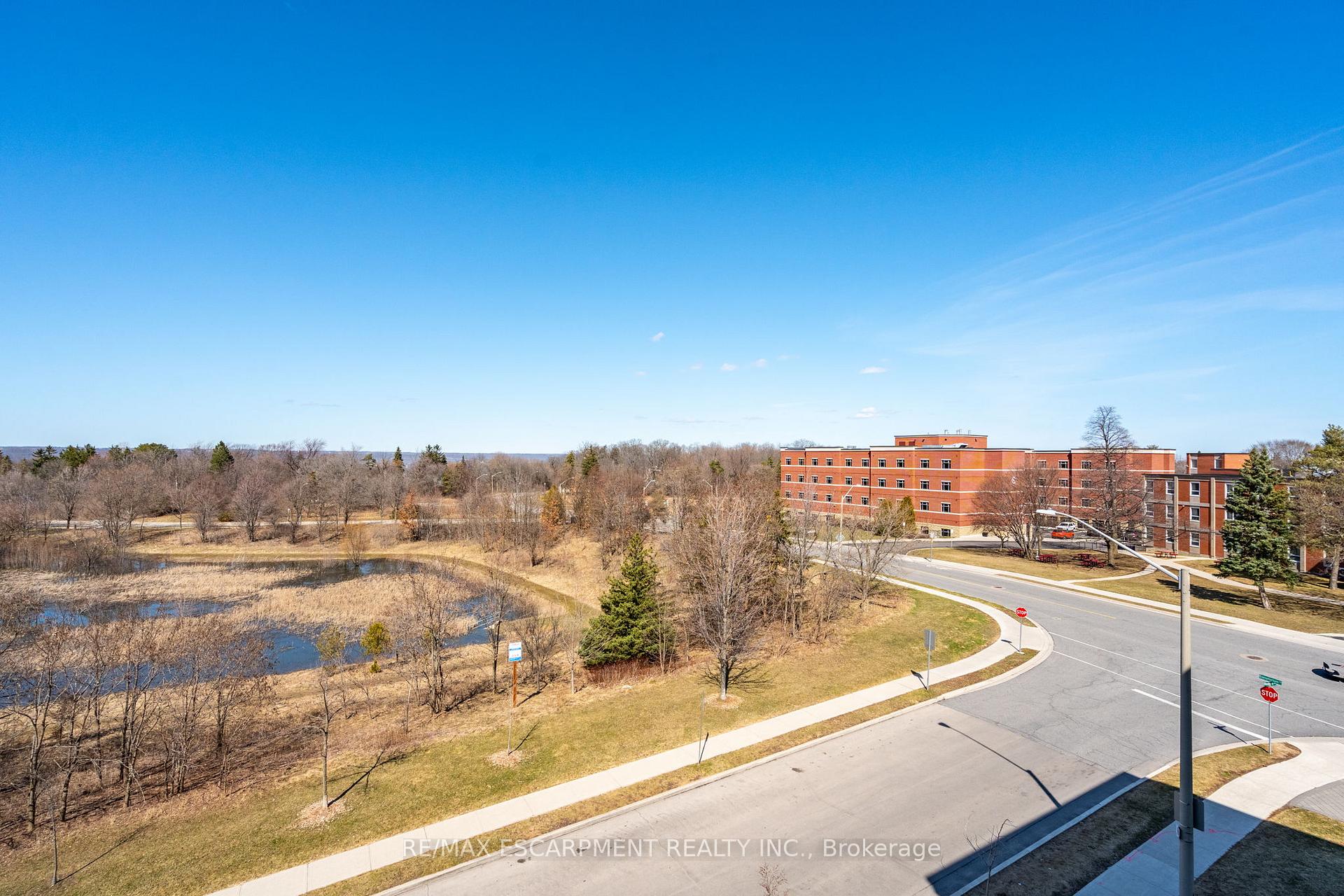 2 Bedrooms Condo at 1 Redfern, Hamilton For sale