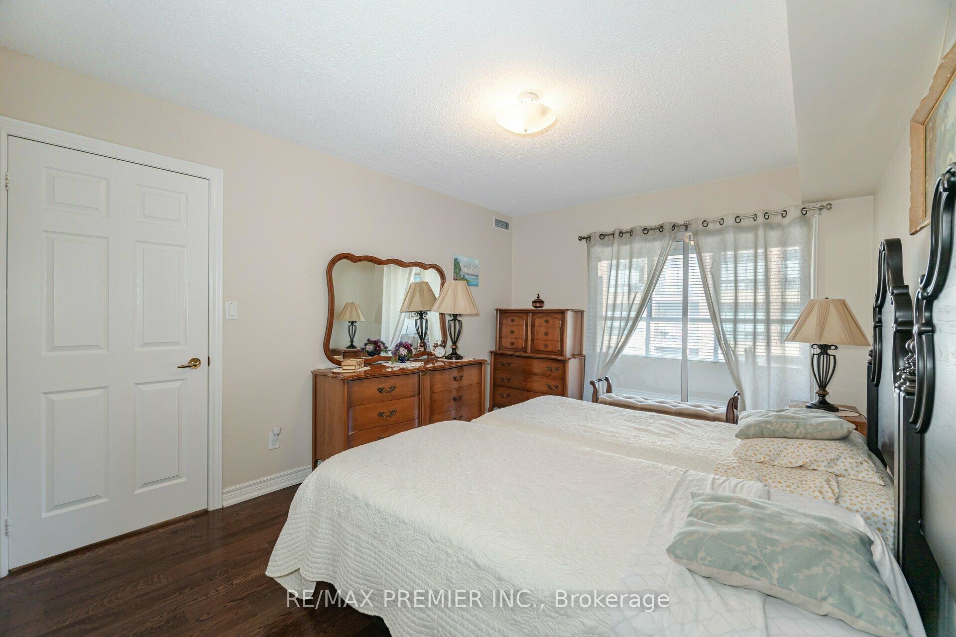 2 Bedrooms Condo at 121 Woodbridge,  Vaughan For sale