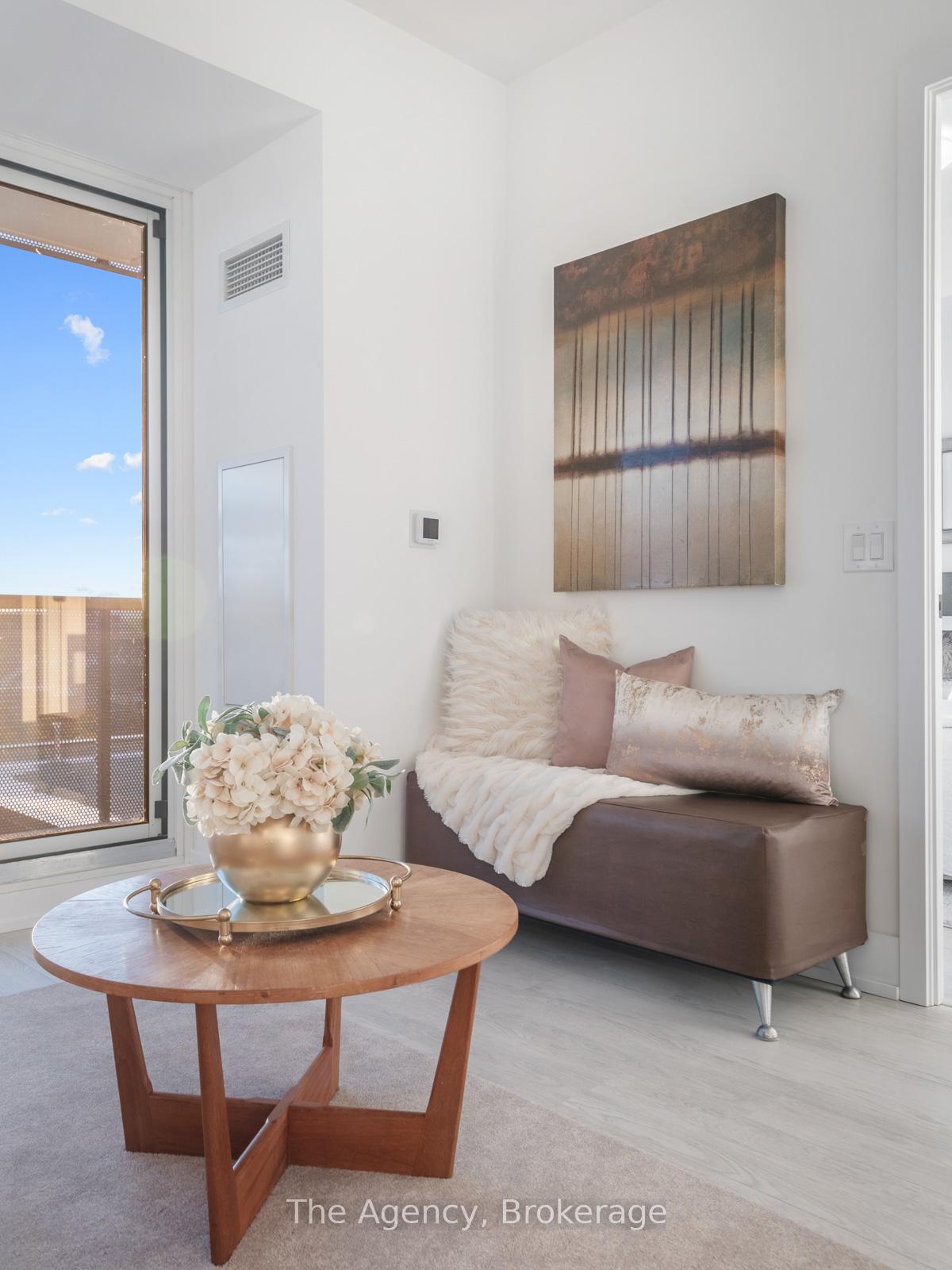 2 Bedrooms Condo at 2450 Old Bronte, Oakville For sale