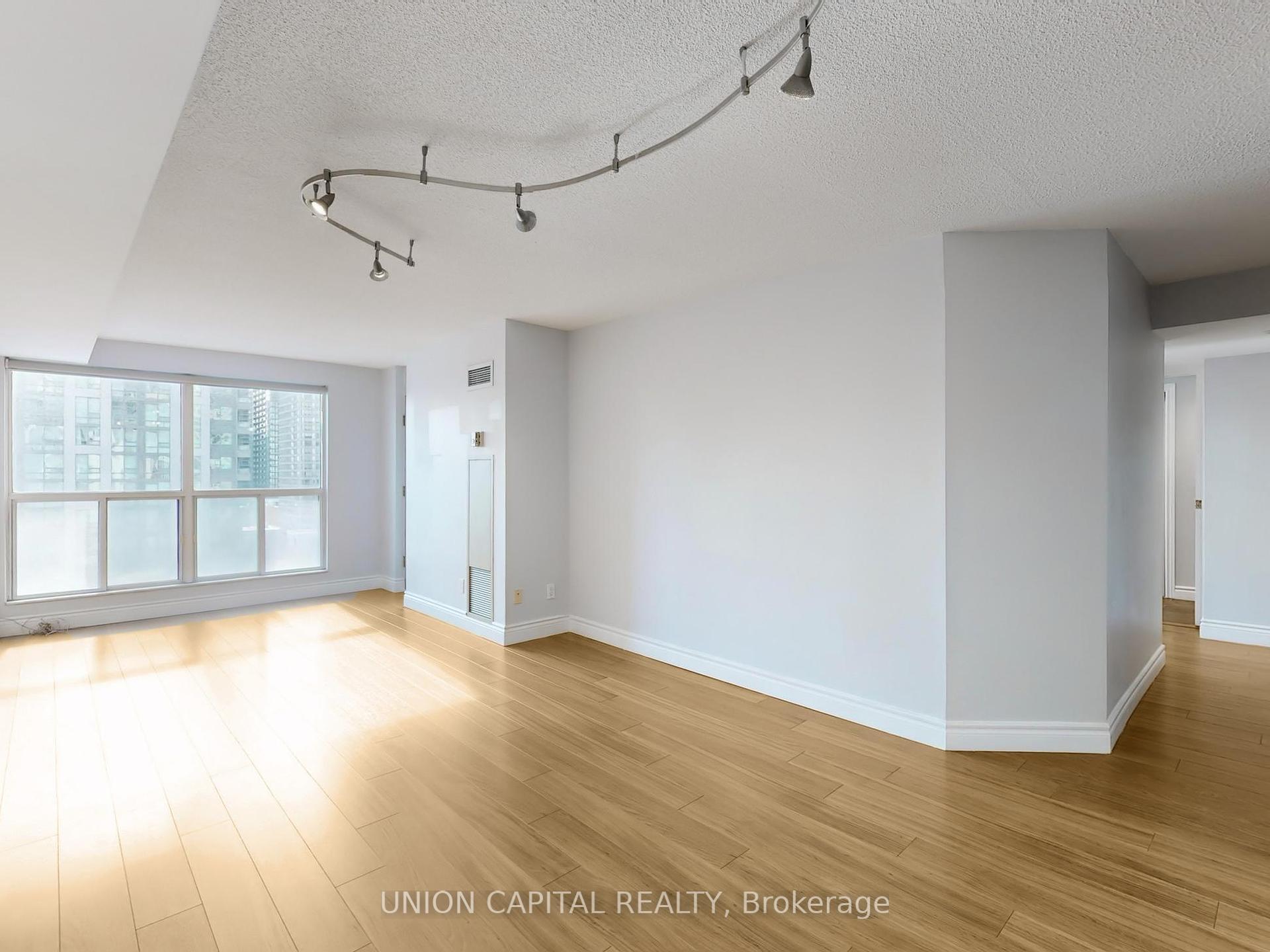 3 Bedrooms Condo at 28 Hollywood, Toronto For sale
