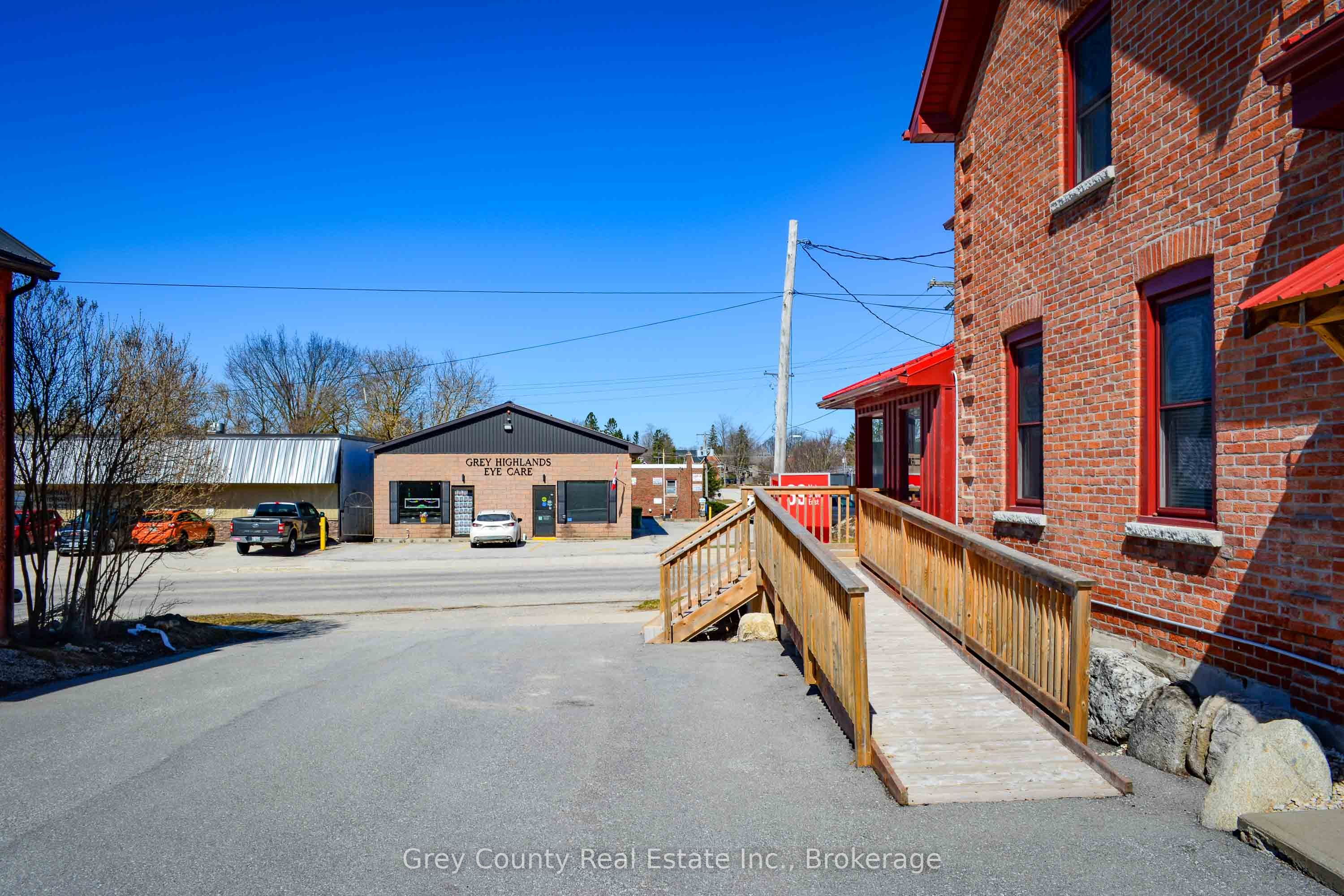 39 Main Street E