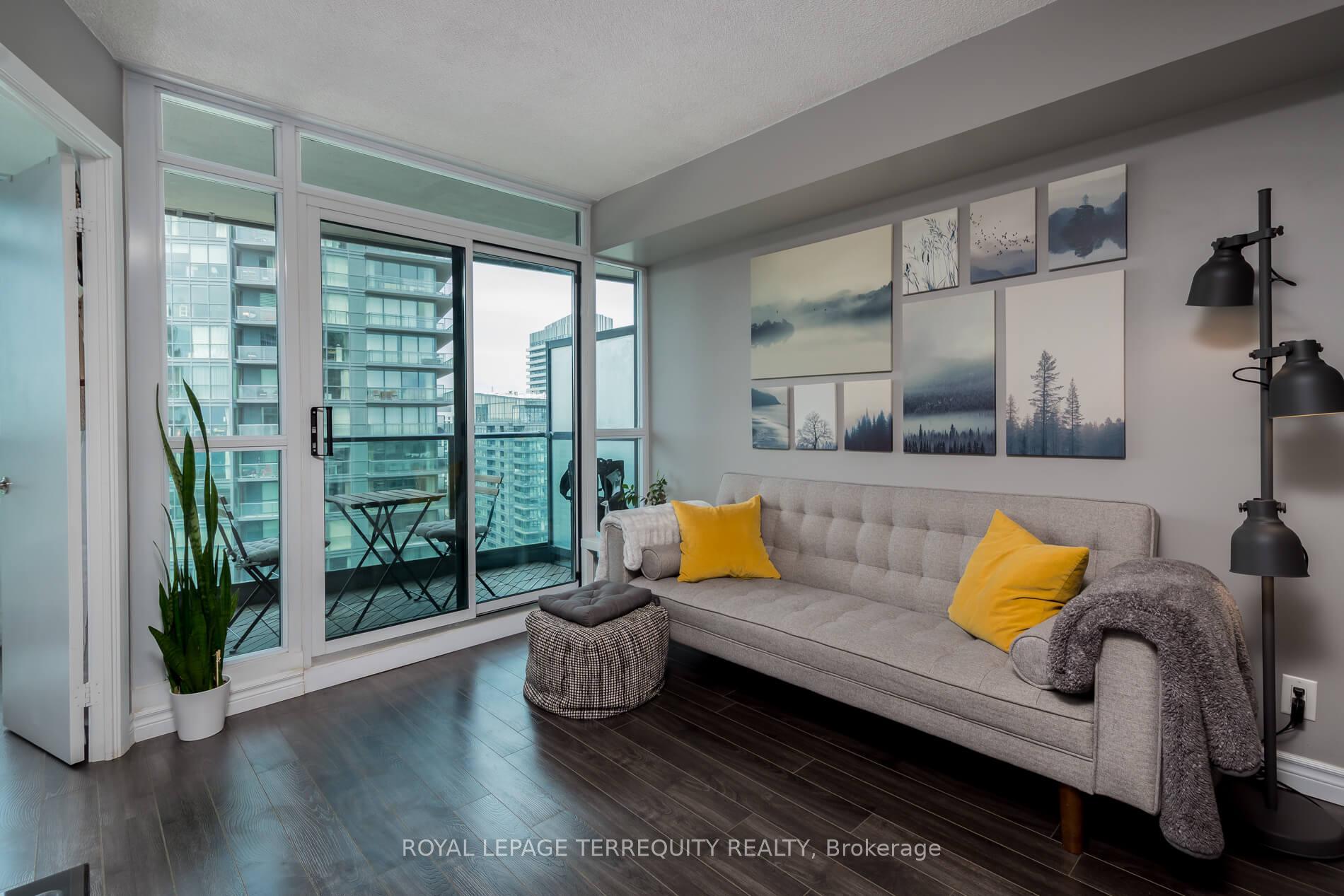 2 Bedrooms Condo at 600 Fleet, Toronto For sale