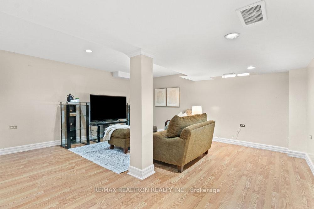 4 Bedrooms Condo at 31 Treeland, Toronto For sale