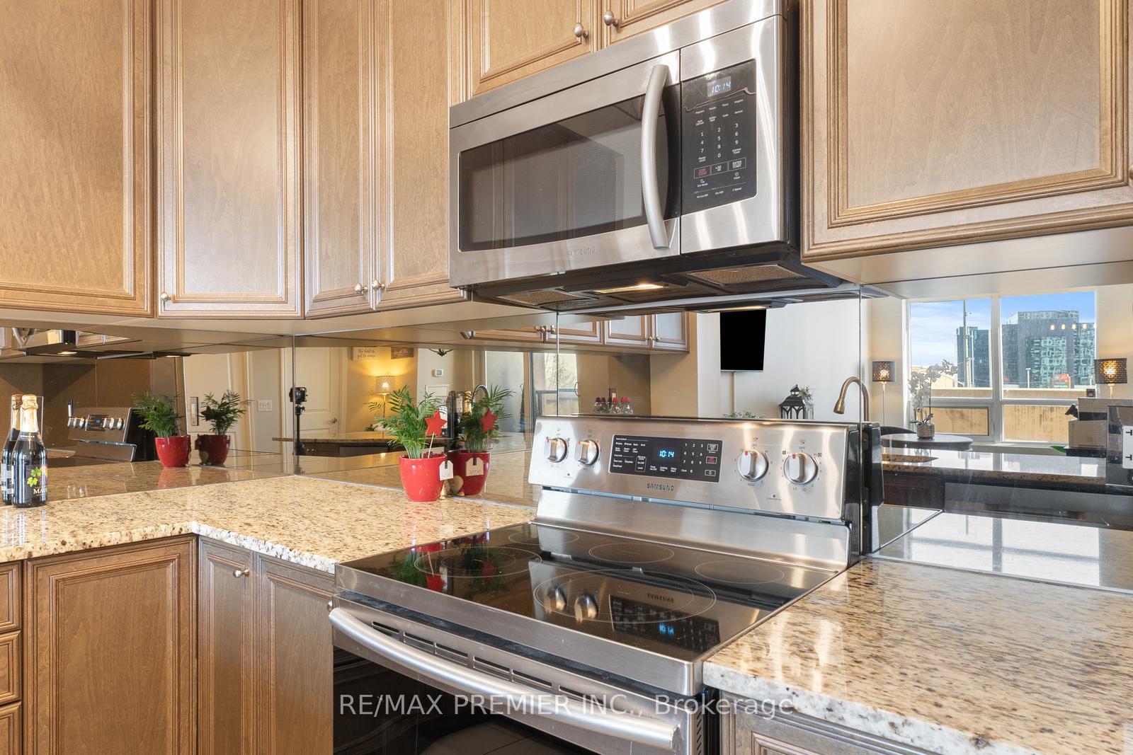 2 Bedrooms Condo at 9235 Jane,  Vaughan For sale