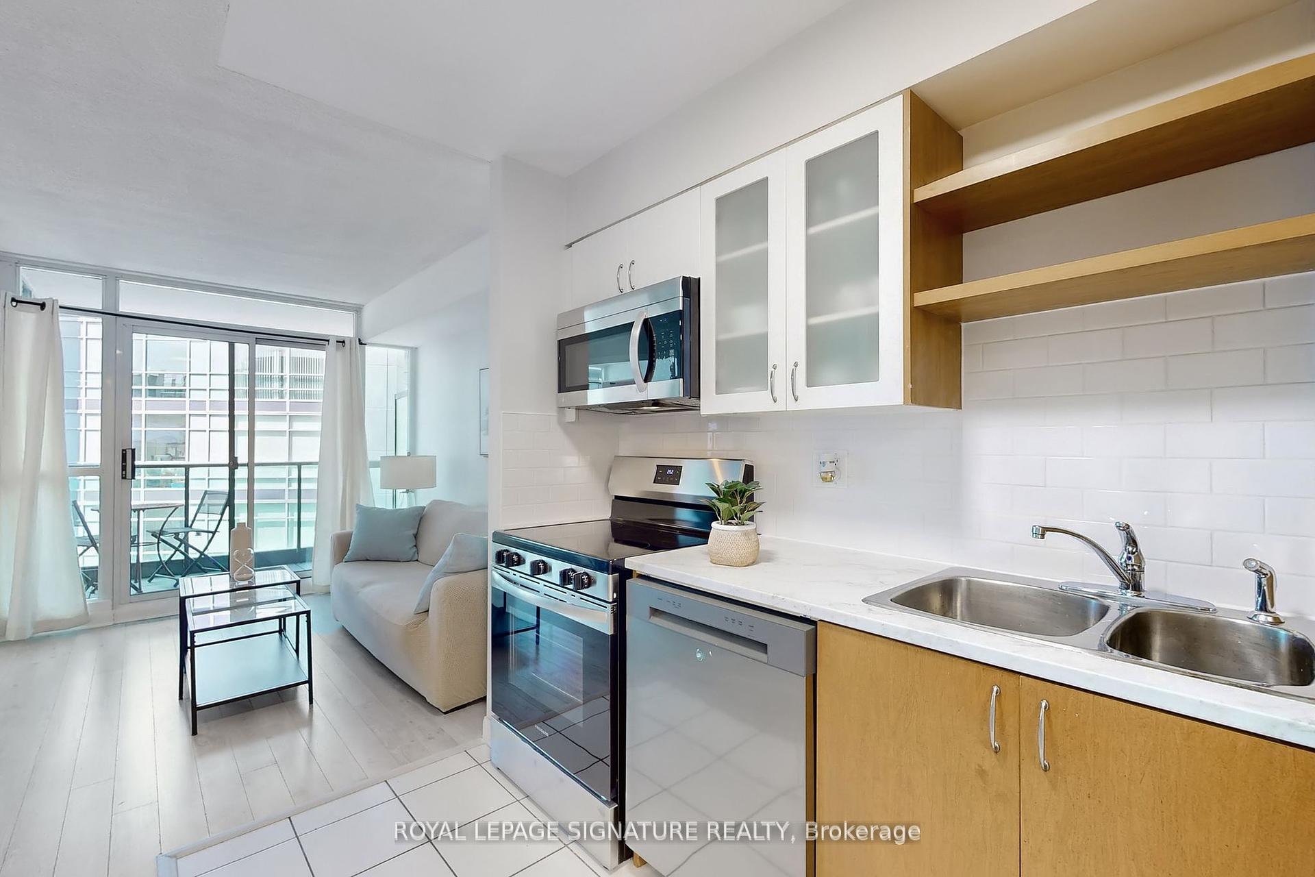 2 Bedrooms Condo at 600 Fleet, Toronto For sale