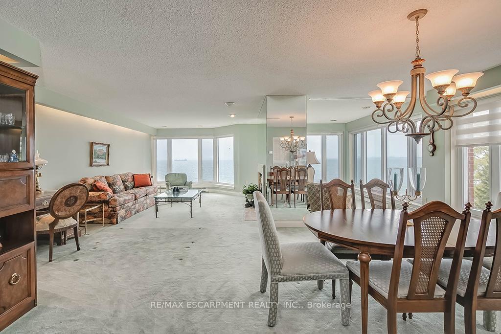 2 Bedrooms Condo at 2220 Lakeshore, Burlington For sale