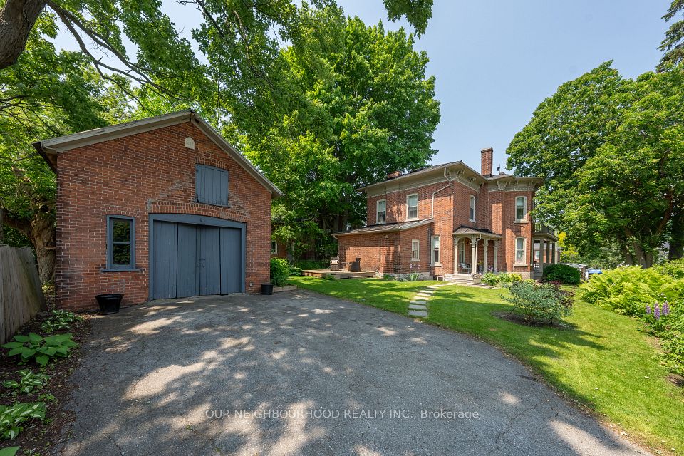 172 Dundas