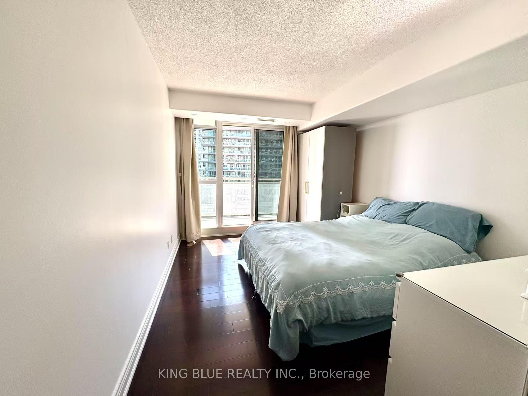 3 Bedrooms Condo at 35 Bastion,  Toronto For sale