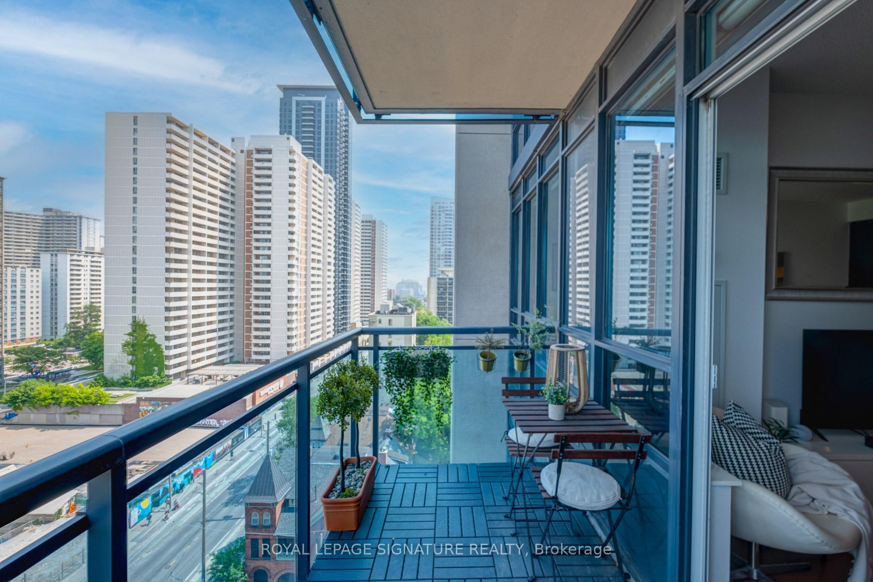 2 Bedrooms Condo at 28 Linden, Toronto For sale