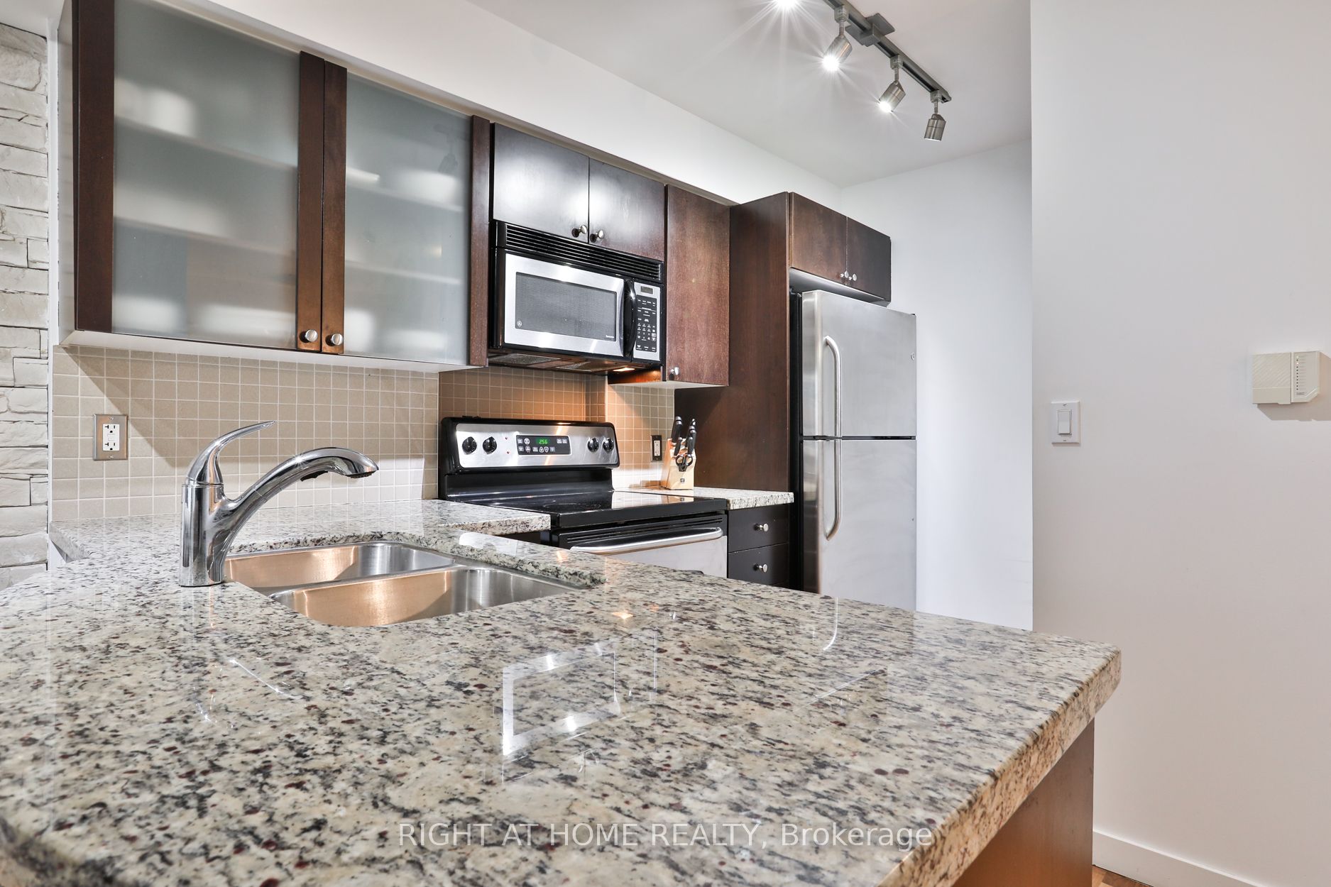 1005 King Street W, #613