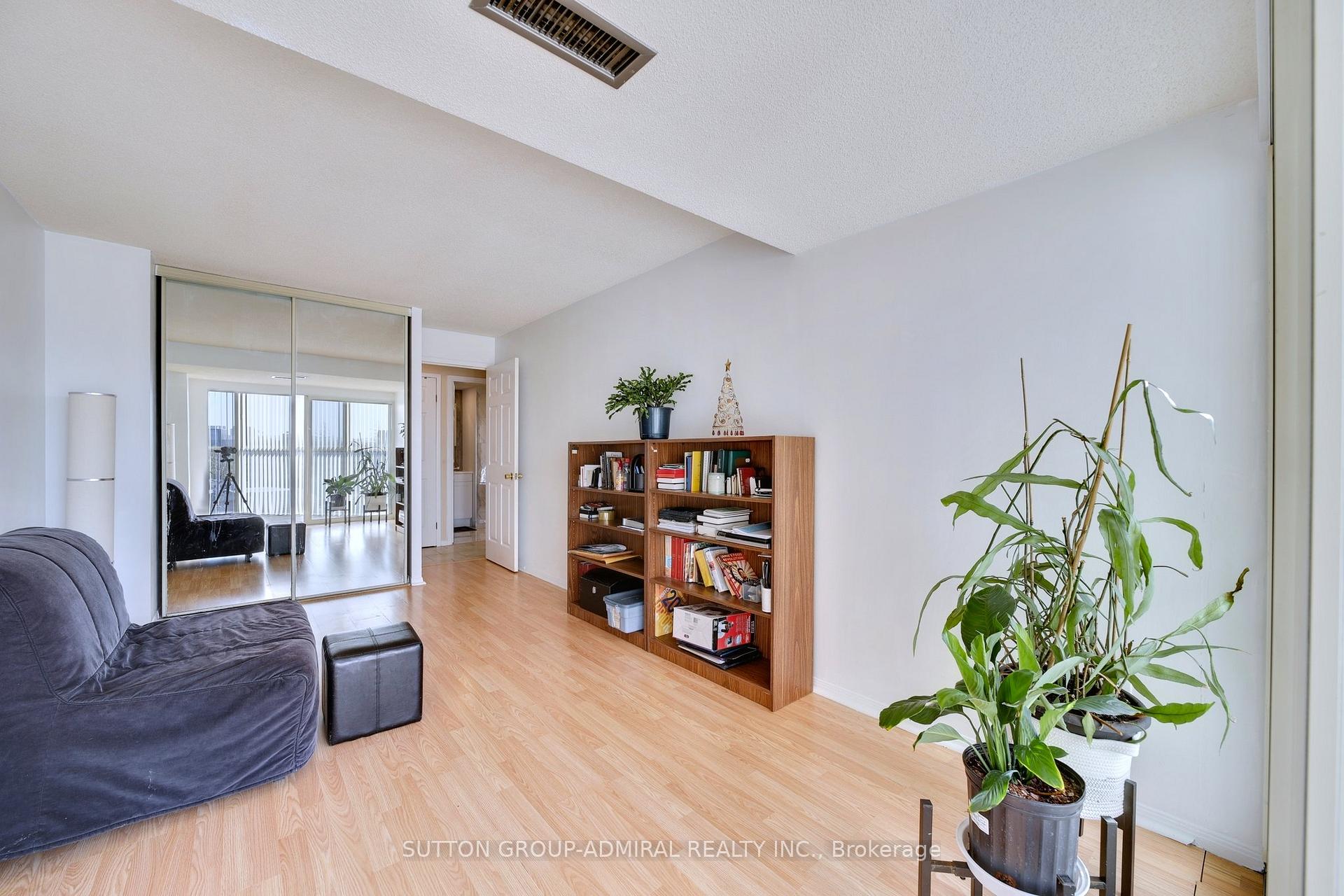 2 Bedrooms Condo at 2091 Hurontario, Mississauga For sale