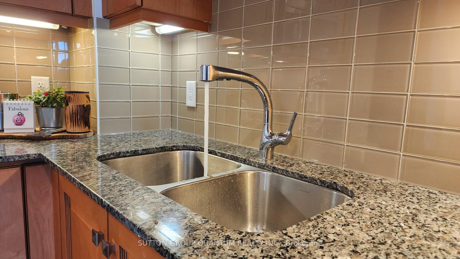 2 Bedrooms Condo at 11 Bronte, Oakville For sale