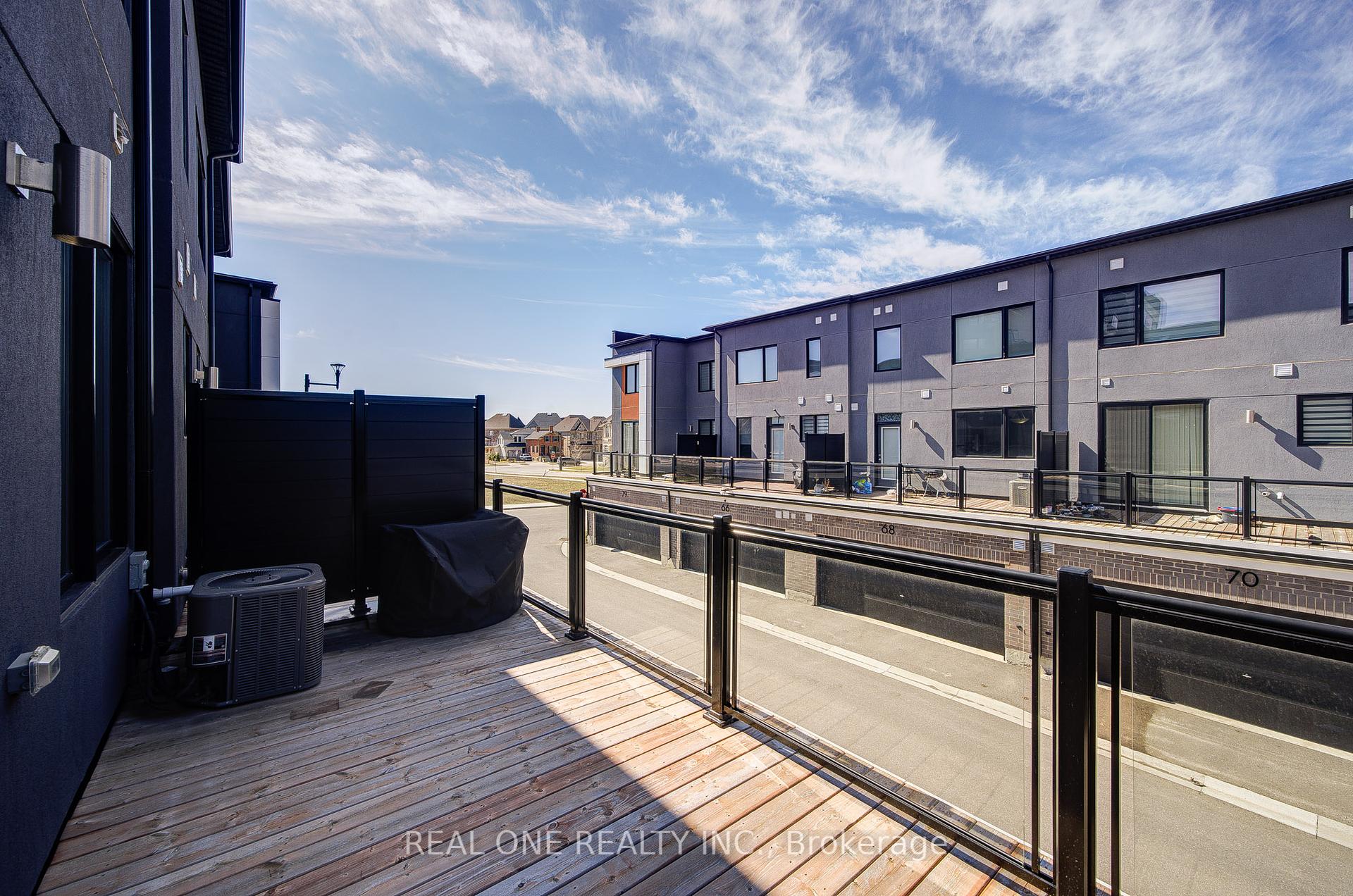 4 Bedrooms Condo at 91 Grovewood Common, Oakville For sale