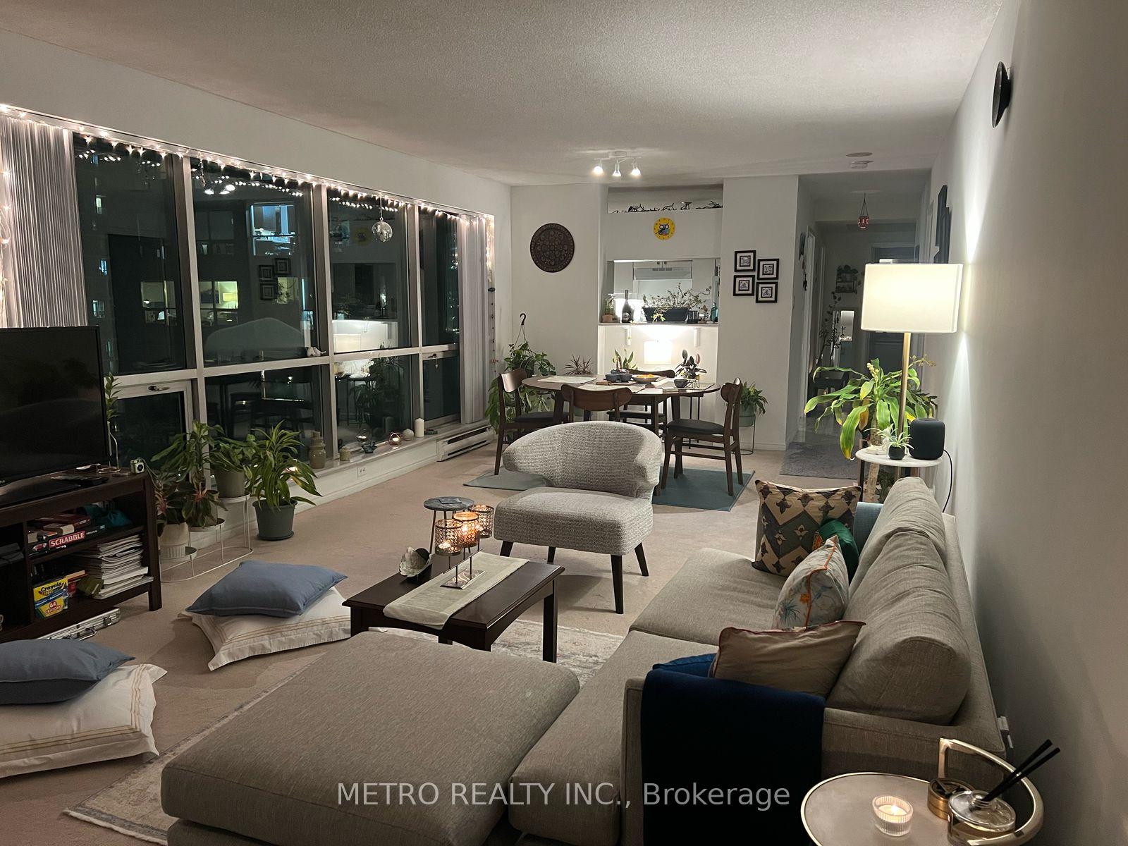 2 Bedrooms Condo at 10 Yonge, Toronto For sale