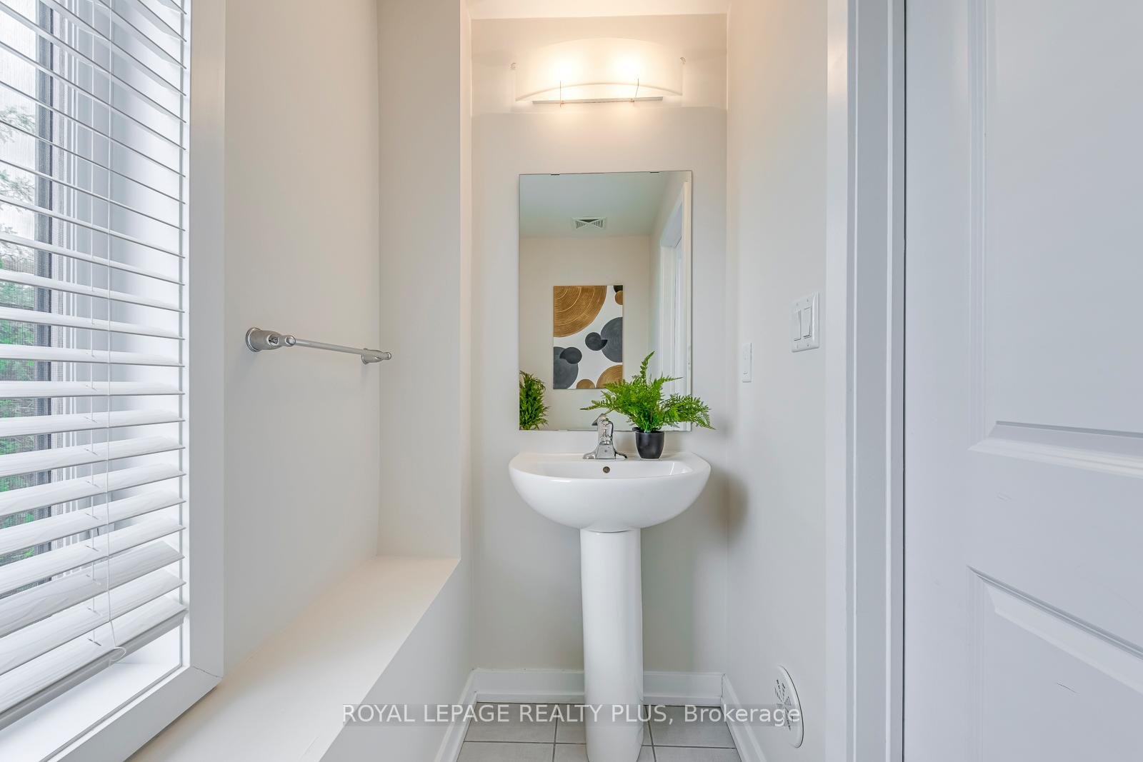 2 Bedrooms Condo at 10 Drummond, Toronto For sale