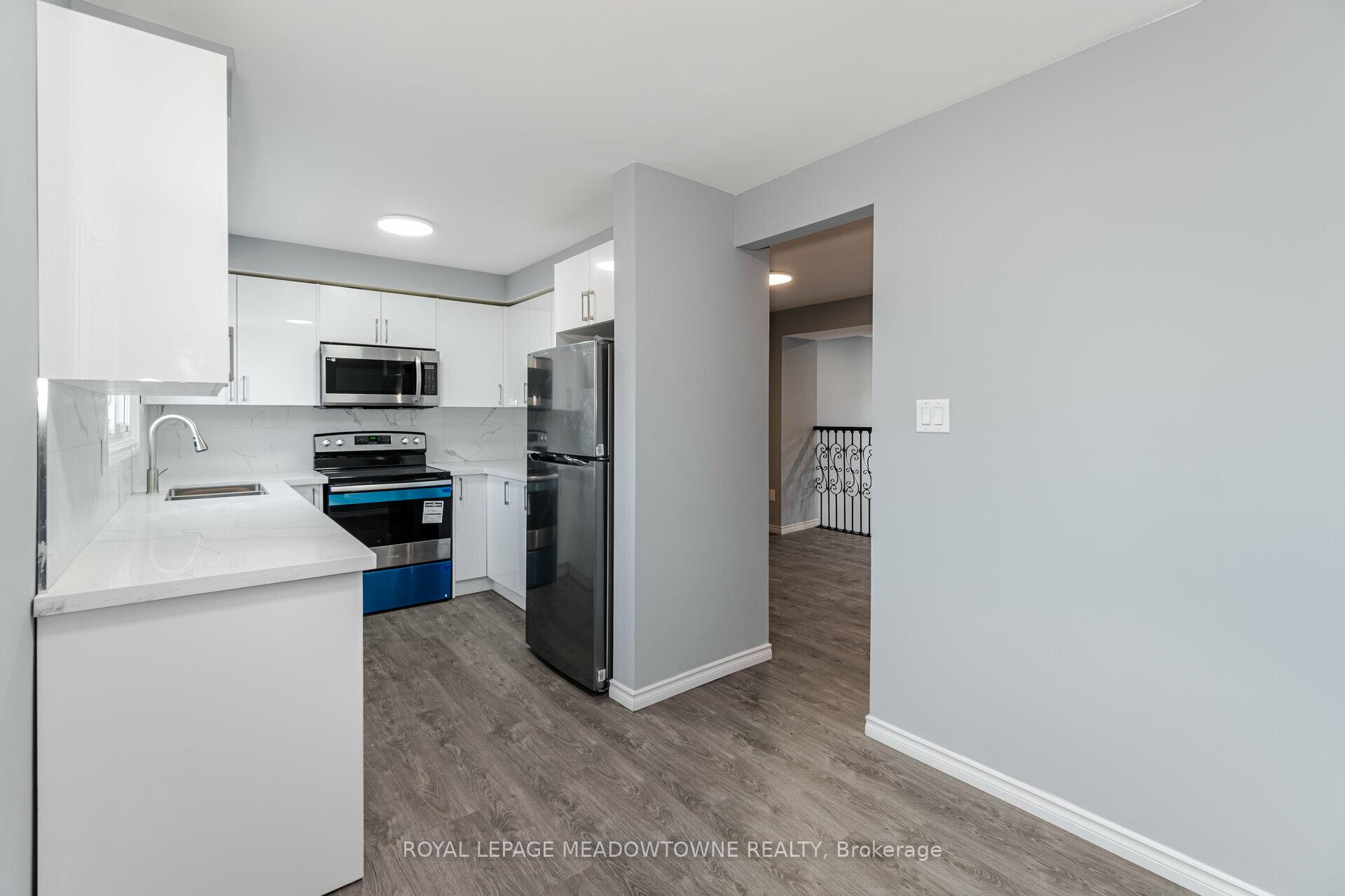 3 Bedrooms Condo at 11 Harrisford, Hamilton For sale