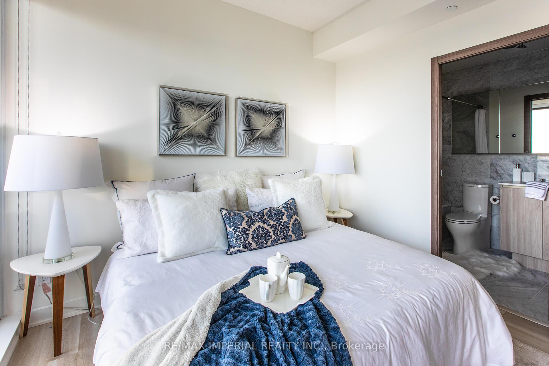 3 Bedrooms Condo at 19 Bathurst,  Toronto For sale