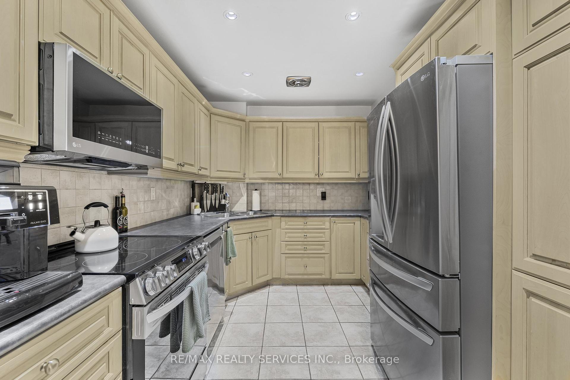 2 Bedrooms Condo at 15 Elizabeth, Mississauga For sale