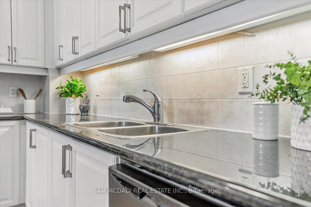 3 Bedrooms Condo at 3888 Duke Of York, Mississauga For sale