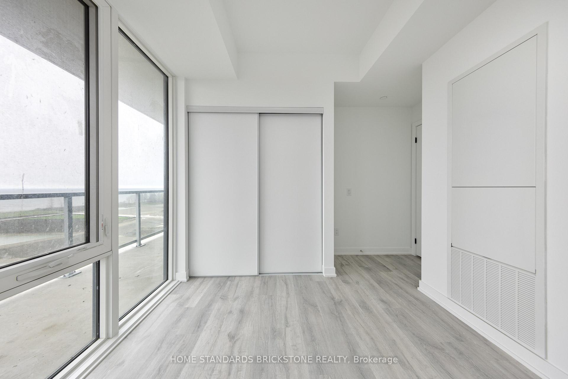 3 Bedrooms Condo at 220 Missinnihe, Mississauga For sale