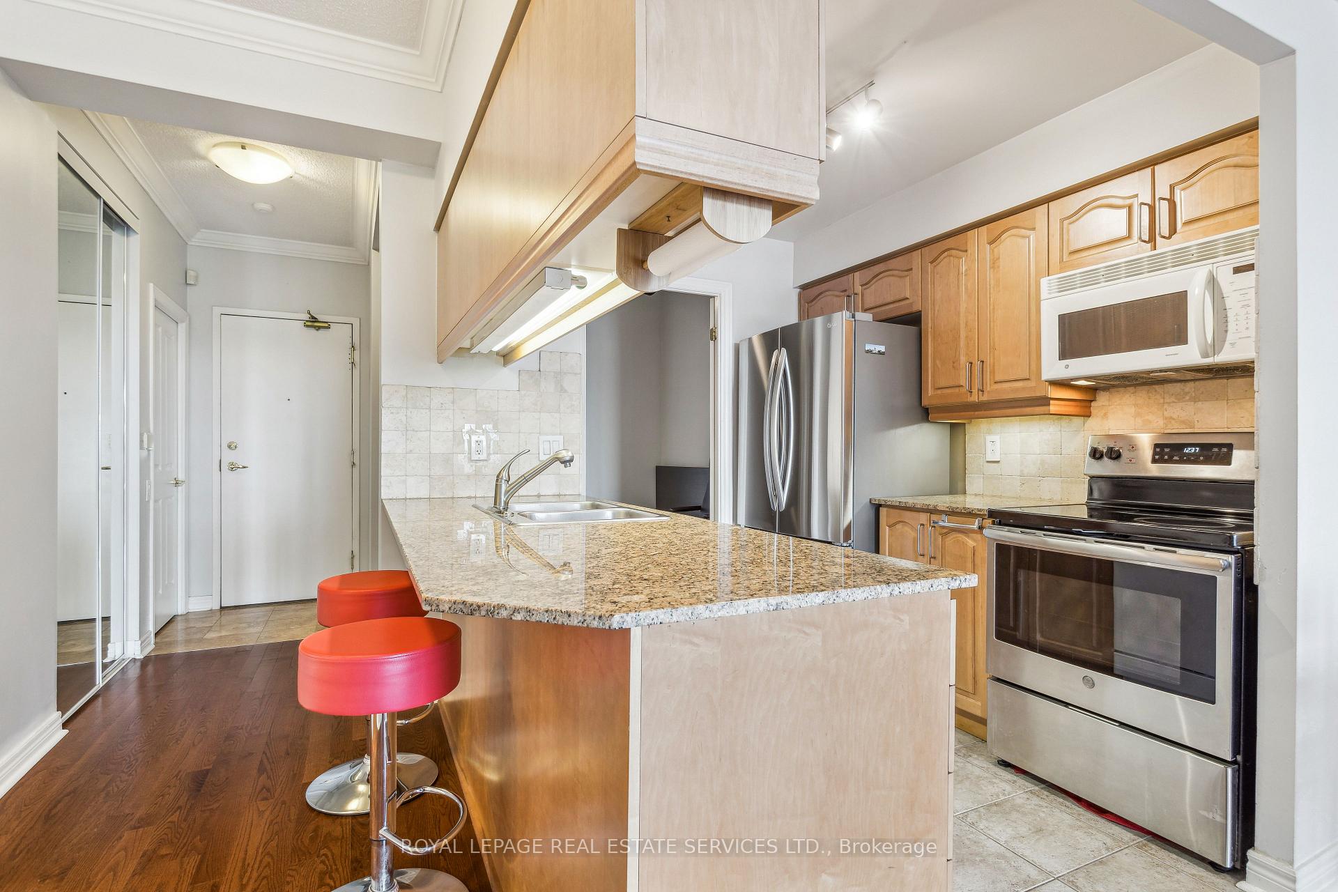 2 Bedrooms Condo at 40 Old Mill, Oakville For sale