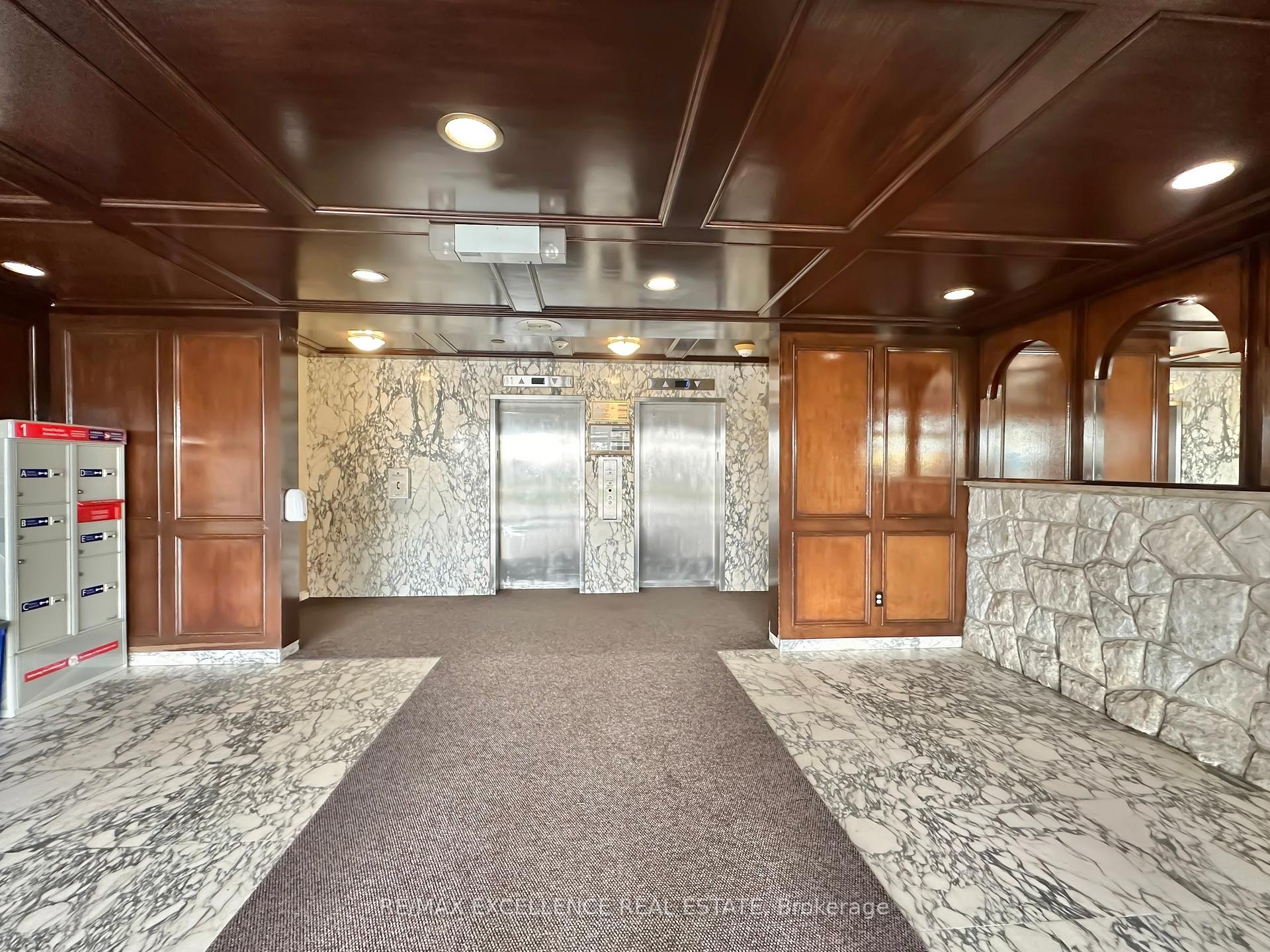 2 Bedrooms Condo at 3533 Derry,  Mississauga For sale