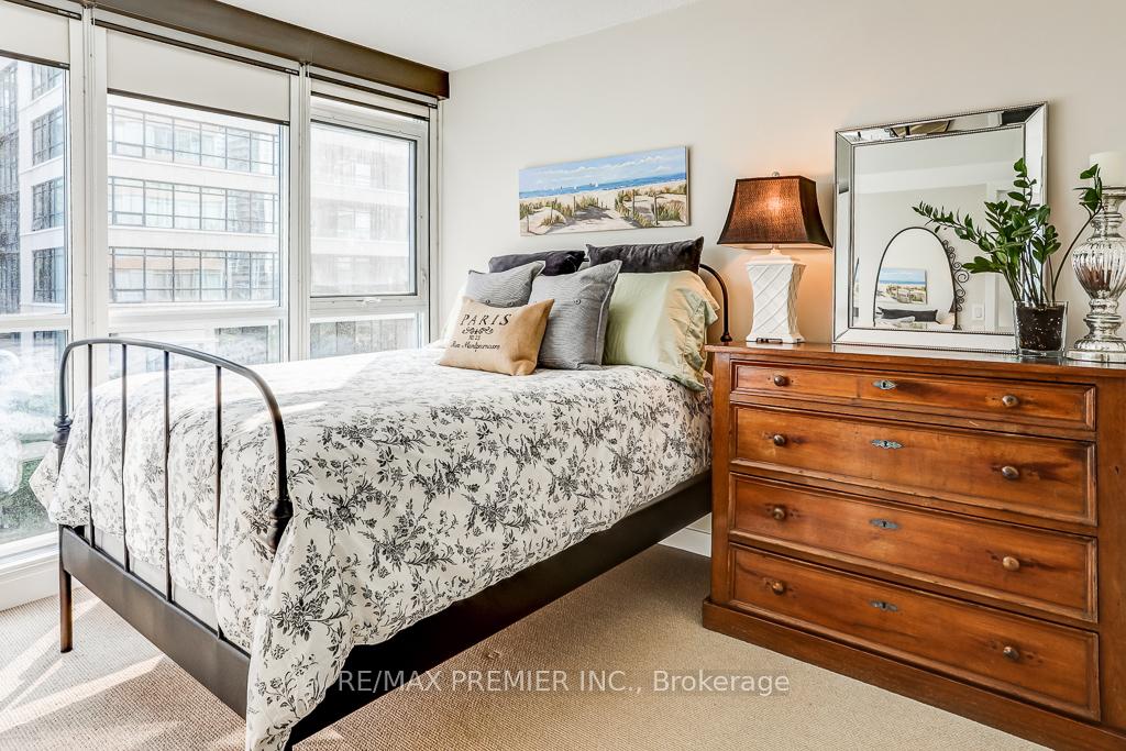2 Bedrooms Condo at 10 Capreol, Toronto For sale