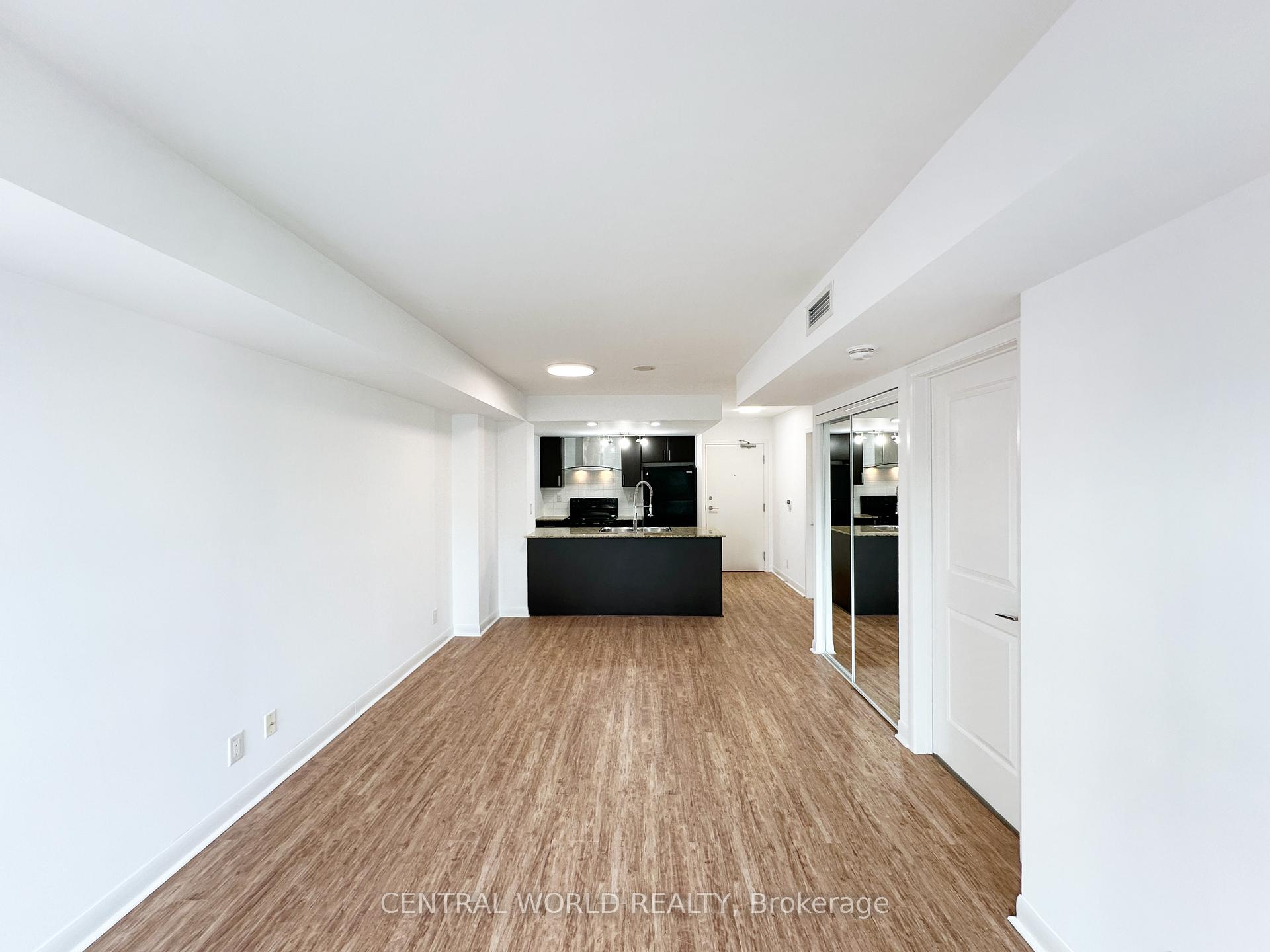 2 Bedrooms Condo at 25 Town Centre,  Toronto For sale