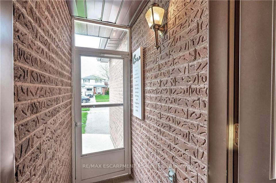 2143 Clipper Crescent, Burlington, ON L7M 2P7