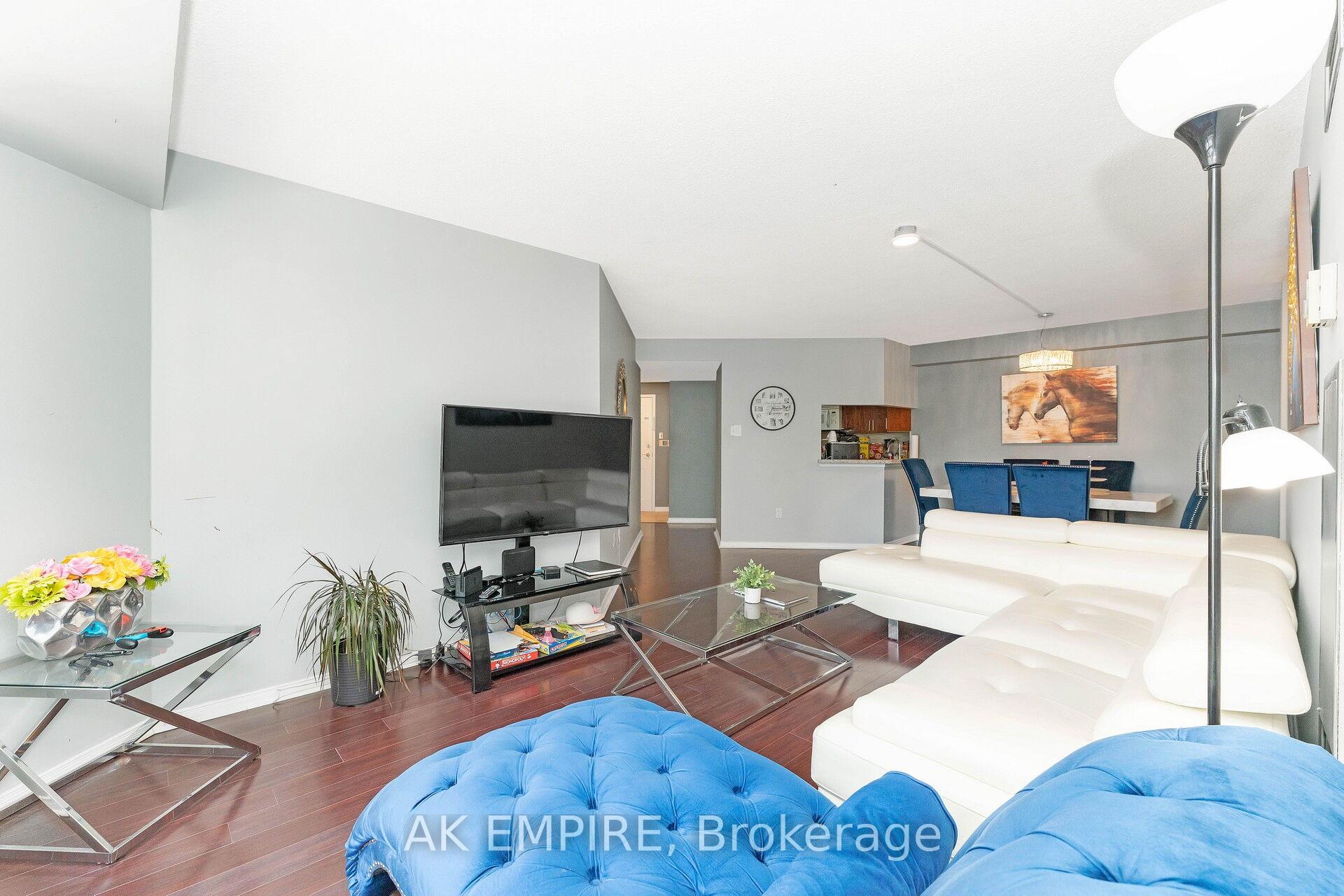 3 Bedrooms Condo at 250 Webb, Mississauga For sale