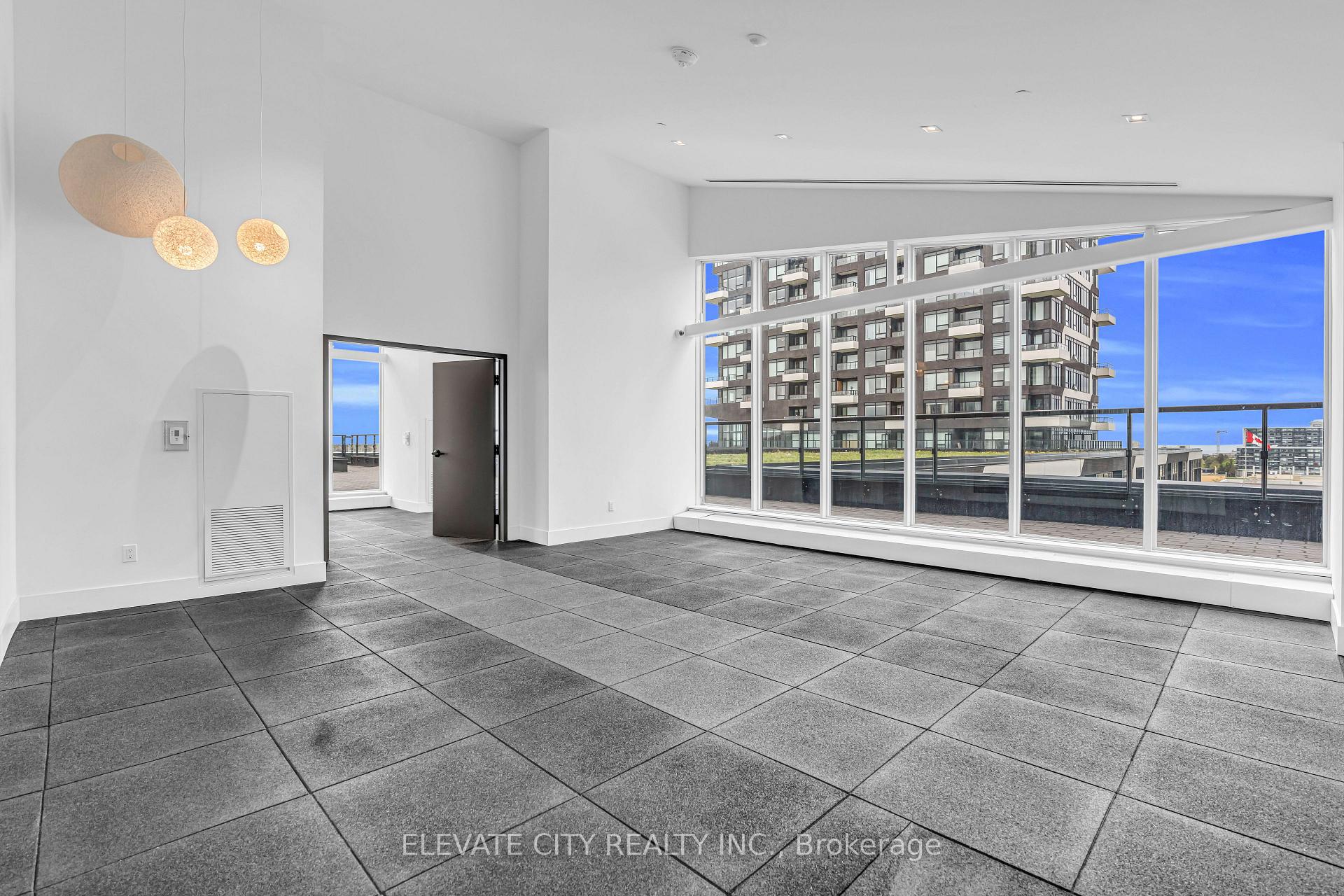2 Bedrooms Condo at 2489 Taunton, Oakville For sale