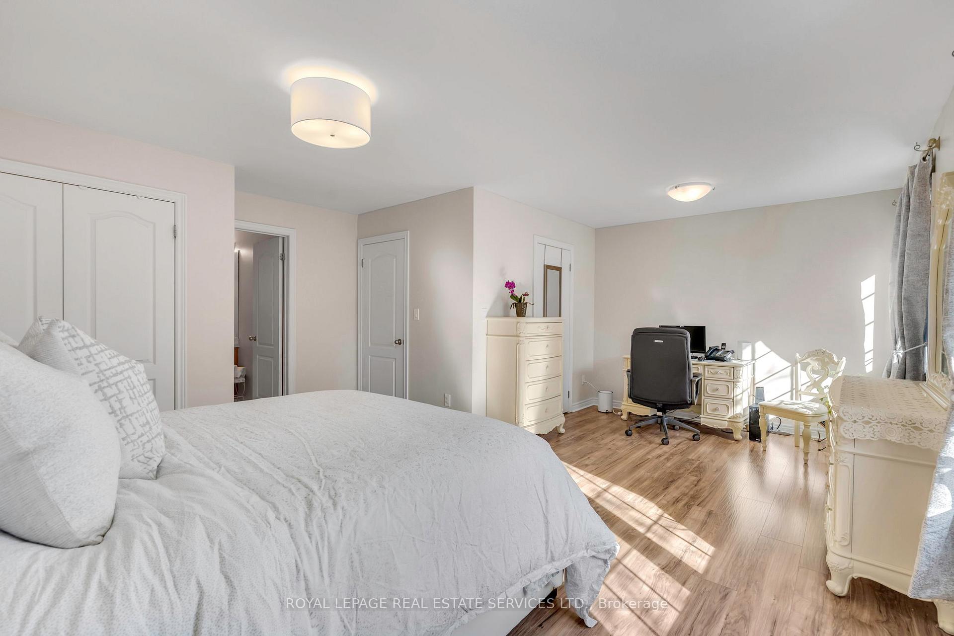 3 Bedrooms Condo at 3040 Fifth, Mississauga For sale